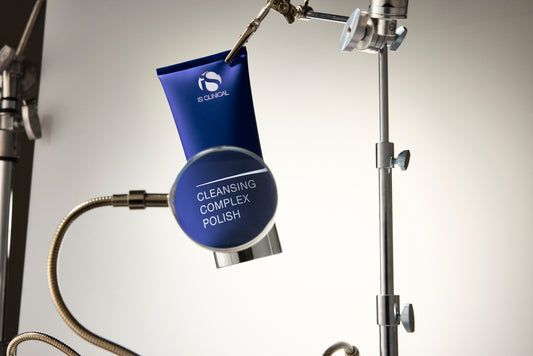 IS Clinical Cleansing Complex Polish - Skånsom men effektiv ansigtsrens med mikro-exfolierende partikler der fjerner urenheder, døde hudceller og makeup. Indeholder salix alba og glycolsyre for en dybderensende og opfriskende virkning. Ideel til alle hudtyper.