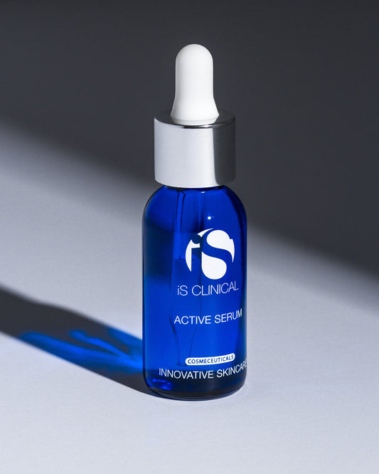 IS Clinical Active Serum - Kraftfuldt multi-funktionelt serum med glykolsyre og salicylsyre der reducerer fine linjer, acne og hyperpigmentering. Giver synlige resultater for alle hudtyper. Vises i signatur blå flaske med pipette