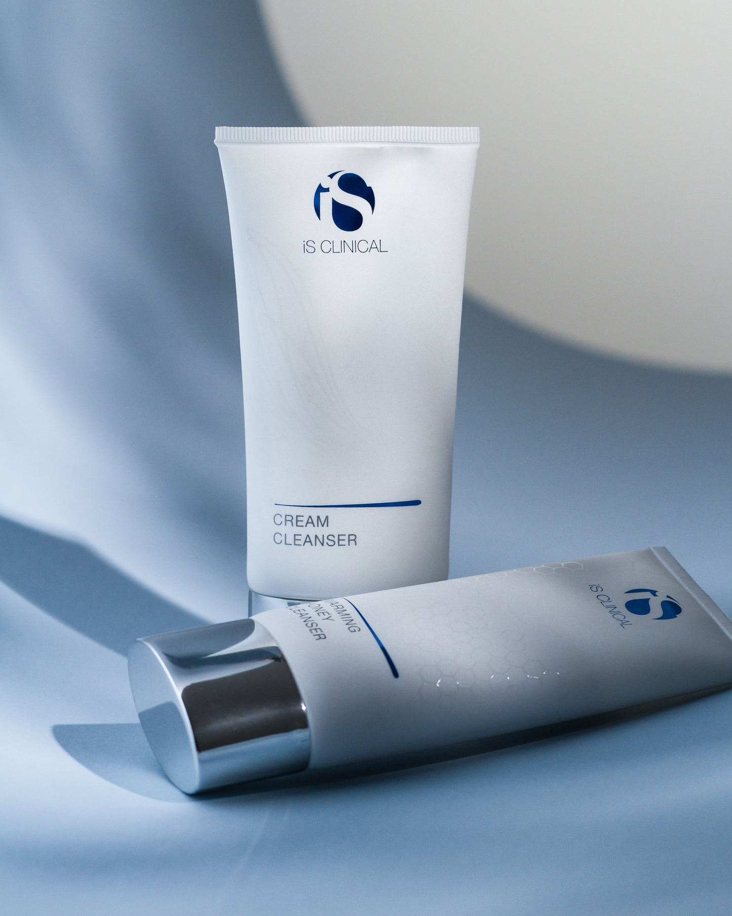 IS Clinical Cream Cleanser - Luksuriøs, nærende ansigtsrens med botaniske ekstrakter der blidt fjerner makeup og urenheder. Beroliger, hydrerer og beskytter hudens naturlige barriere. Ideel til tør, sensitiv og moden hud. Vises i elegant hvid tube med klinisk design.