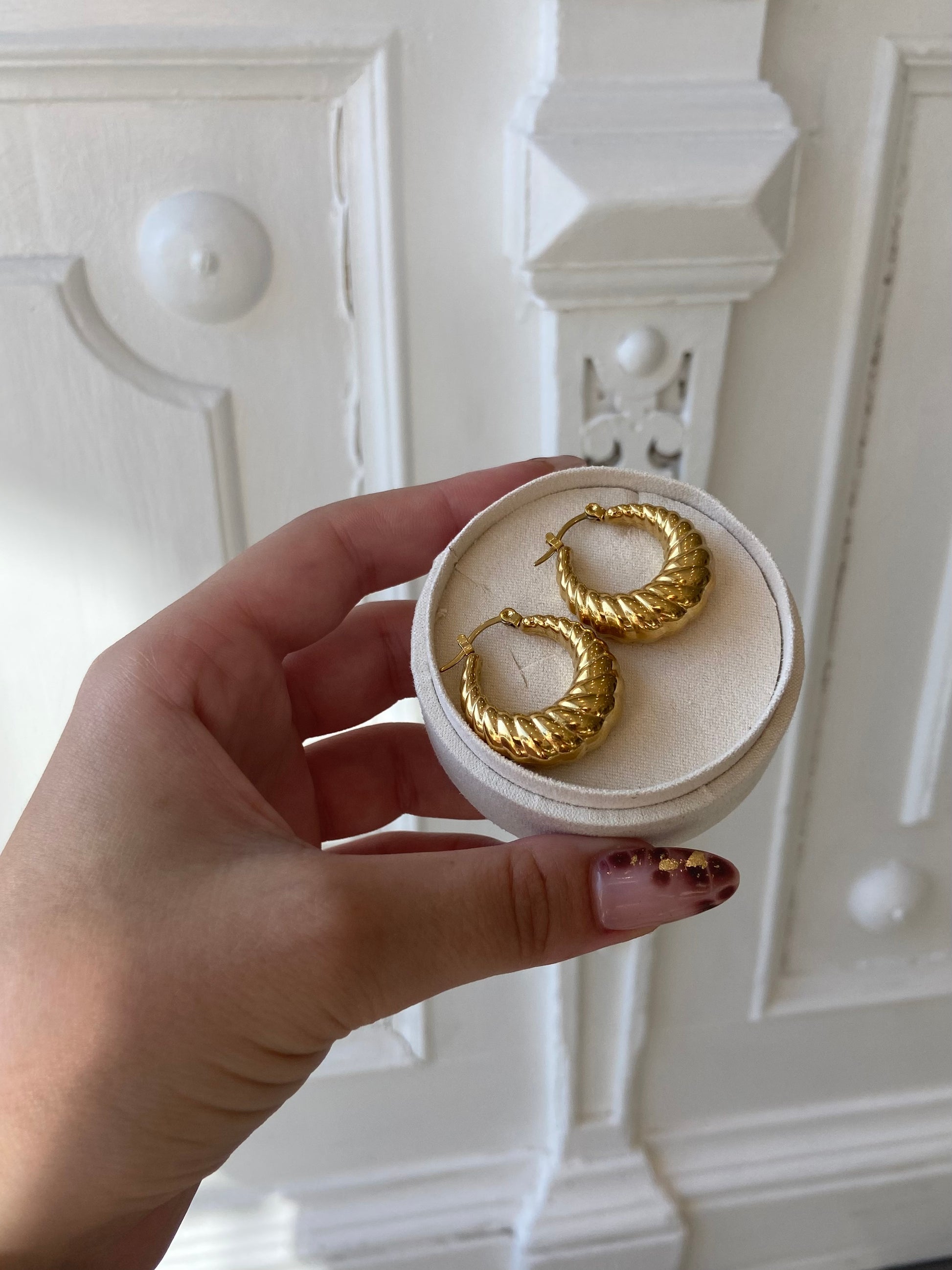 Guld hoops på siden