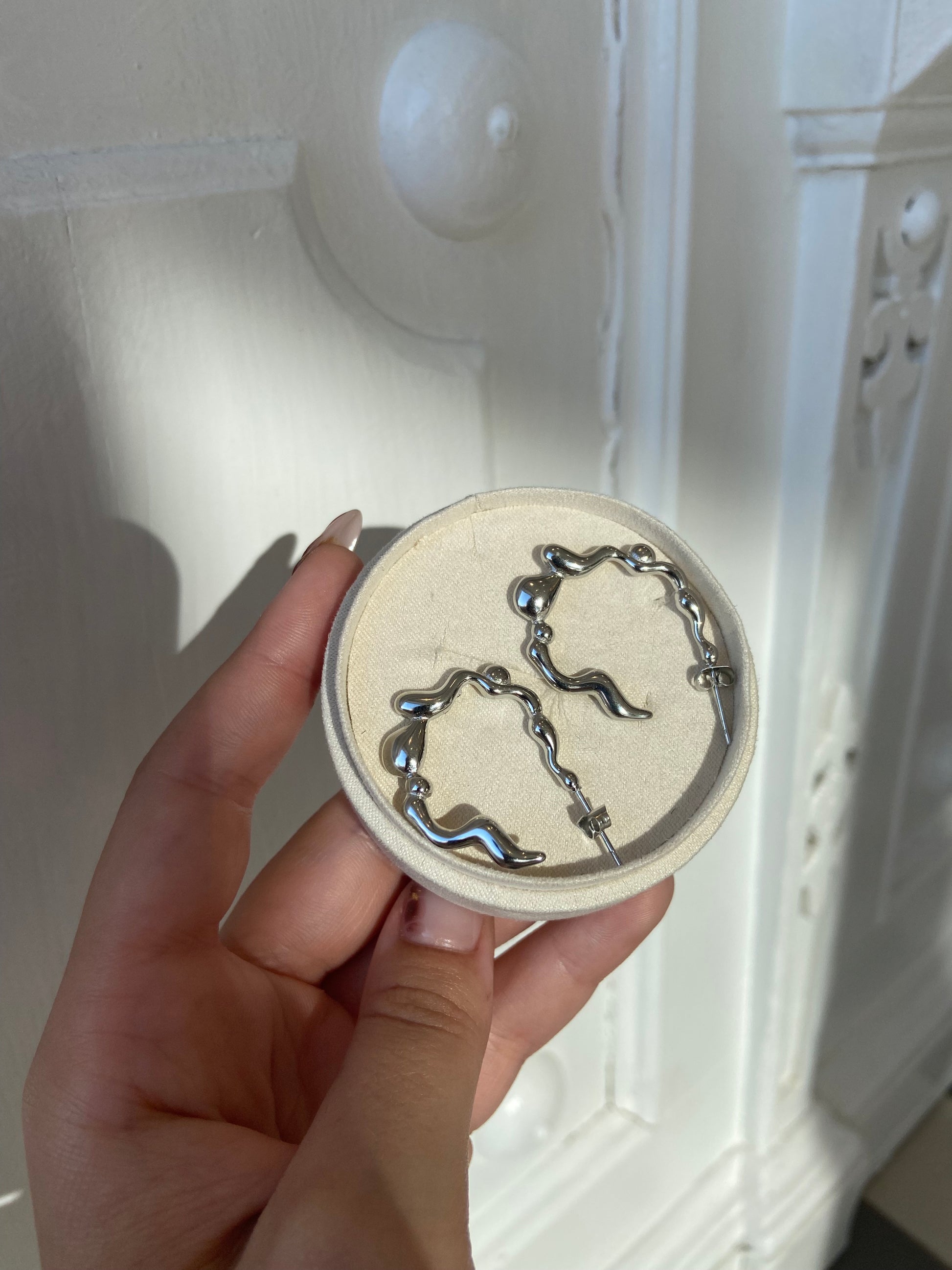 Sølv hopps lagt på siden