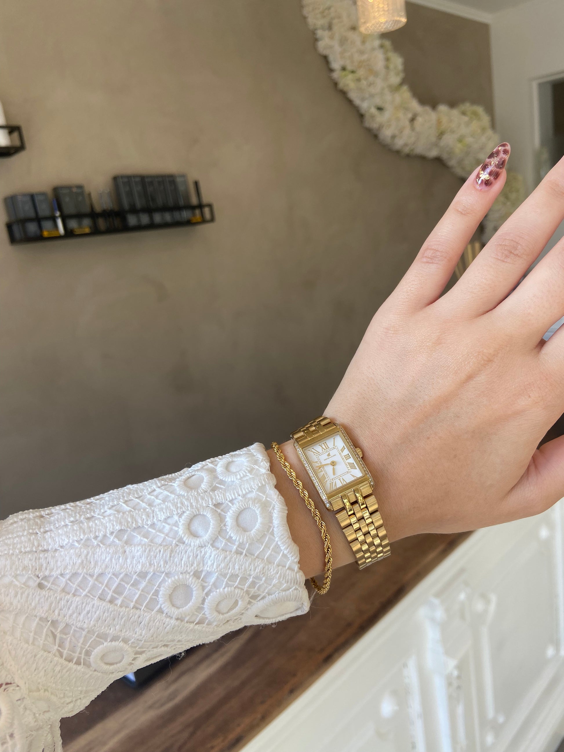 Guld armbånd på model