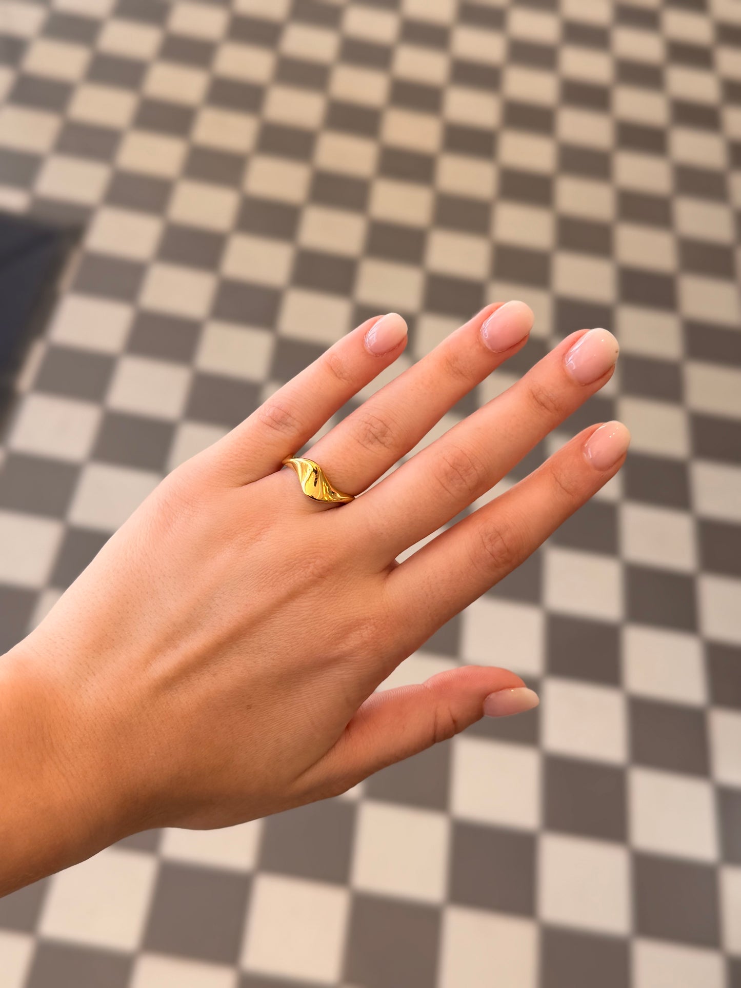 Enkel guld ring, vist på hånden