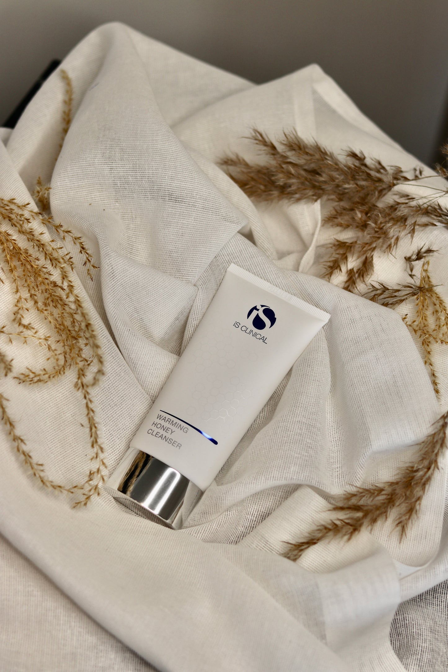 IS Clinical Varm Honey Cleanser - Luksuriøs opvarmende ansigtsrens med honning og royal jelly der blidt fjerner makeup og urenheder. Efterlader huden blød, næret og strålende. Ideel til tør og normal hud. Vises i elegant emballage med tube.