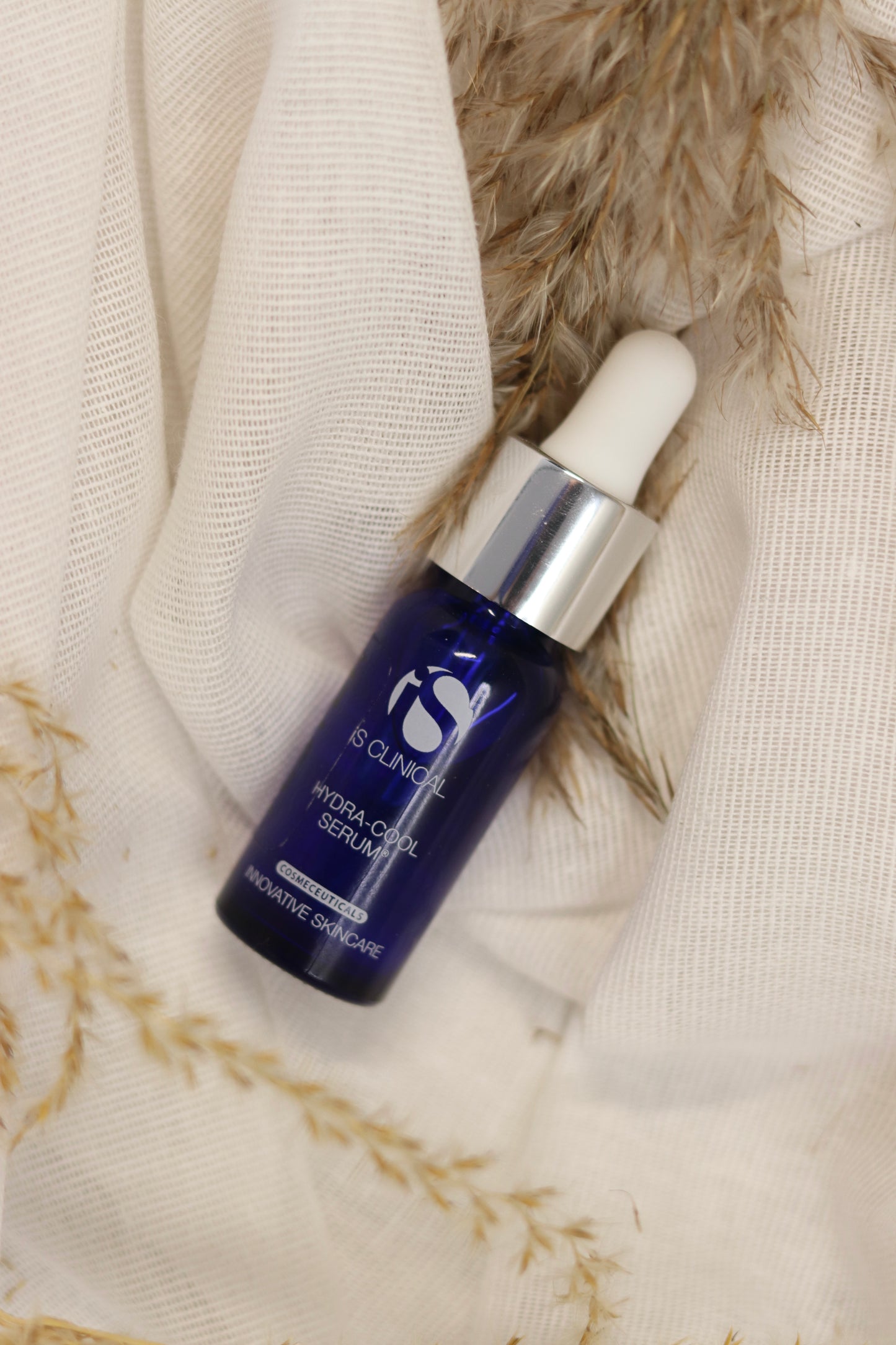 IS Clinical Hydra-Cool Serum - Intensivt fugtgivende serum med hyaluronsyre og antioxidanter der beroliger, køler og hydrerer huden. Reducerer rødme og irritation. Ideel til sensitiv, dehydreret og rosacea-hud. Vises i elegant glasflaske med pipette.