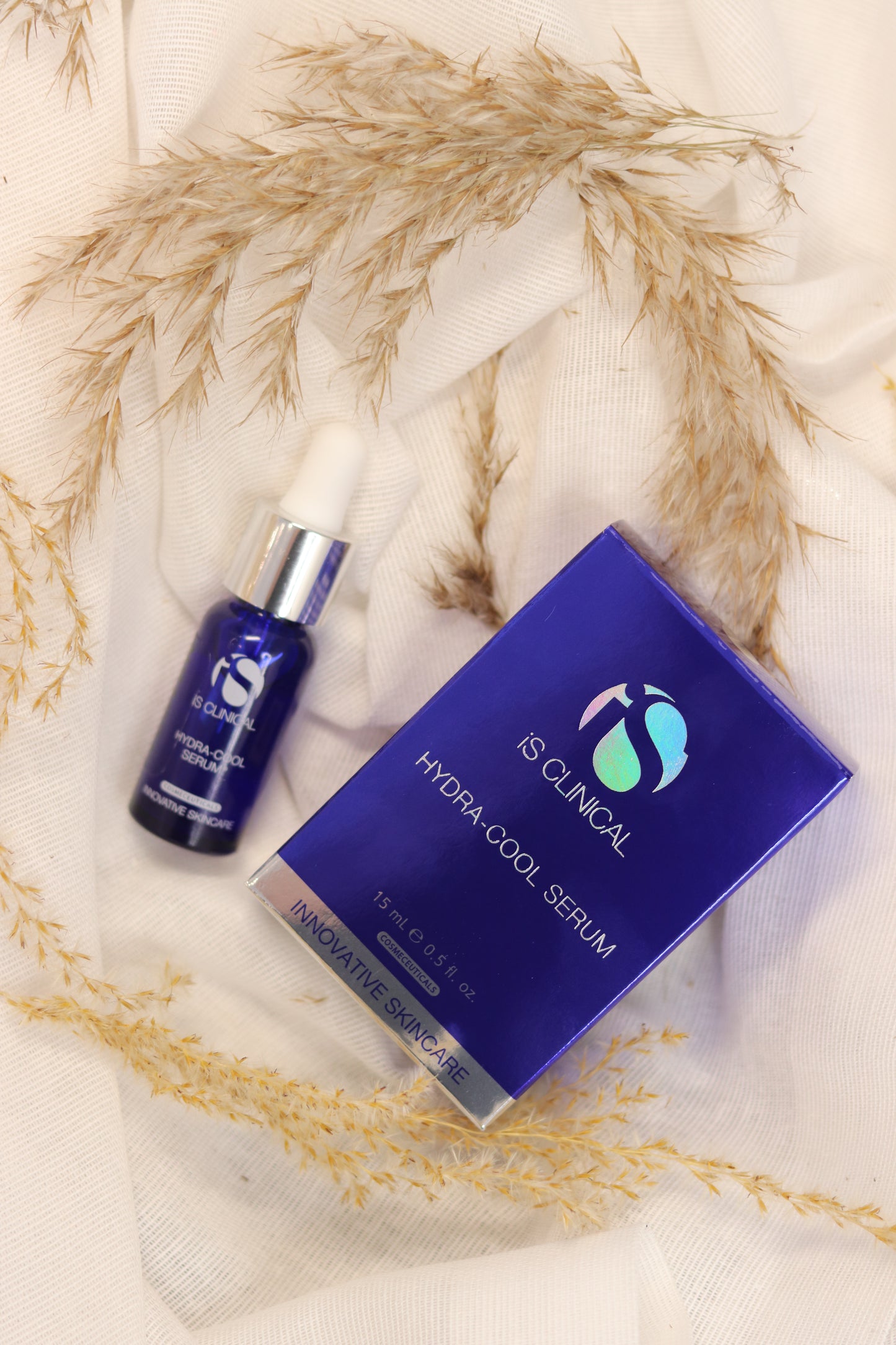 IS Clinical Hydra-Cool Serum - Intensivt fugtgivende serum med hyaluronsyre og antioxidanter der beroliger, køler og hydrerer huden. Reducerer rødme og irritation. Ideel til sensitiv, dehydreret og rosacea-hud. Vises i elegant glasflaske med pipette.
