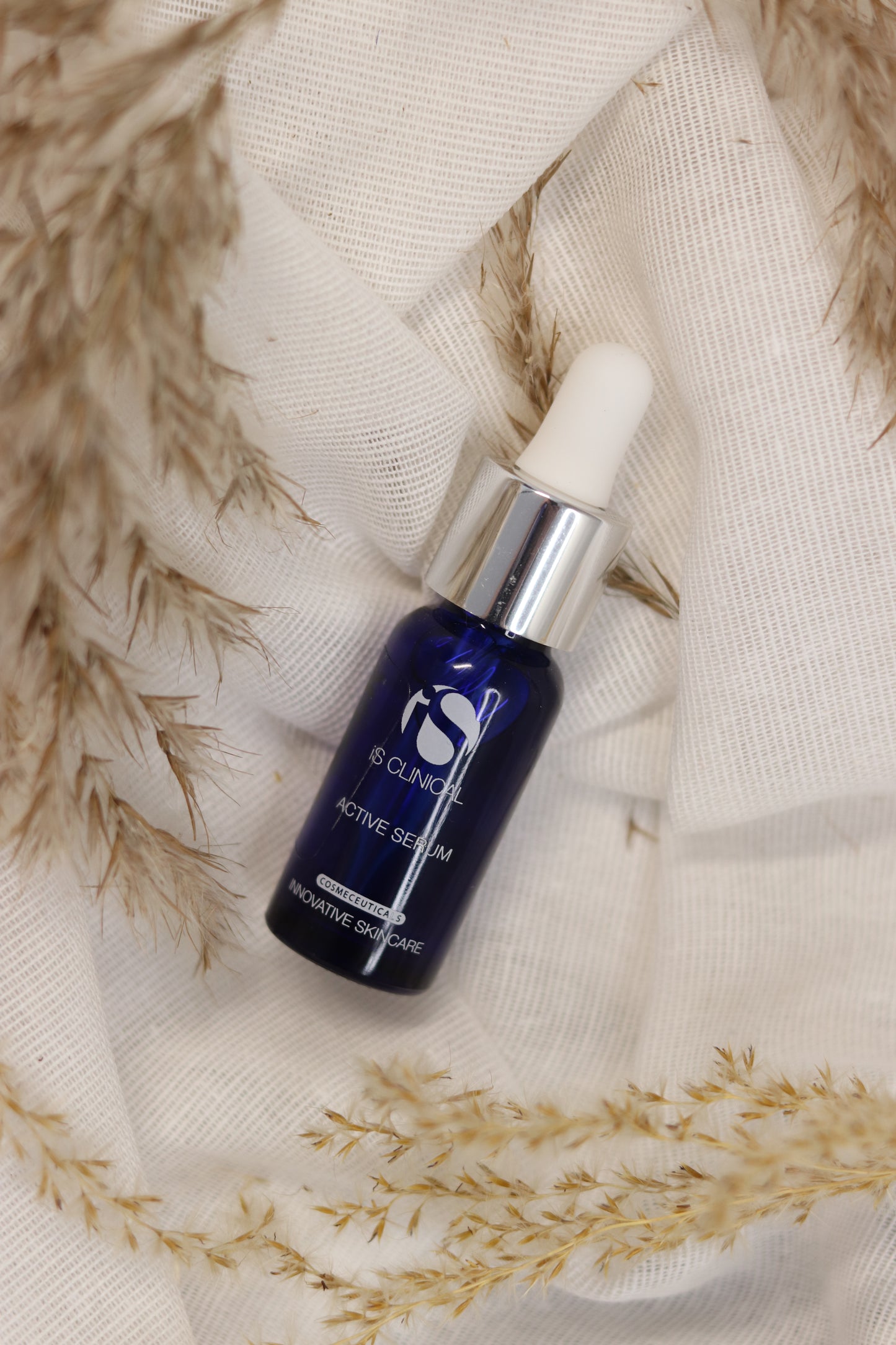 IS Clinical Active Serum - Kraftfuldt multi-funktionelt serum med glykolsyre og salicylsyre der reducerer fine linjer, acne og hyperpigmentering. Giver synlige resultater for alle hudtyper. Vises i signatur blå flaske med pipette