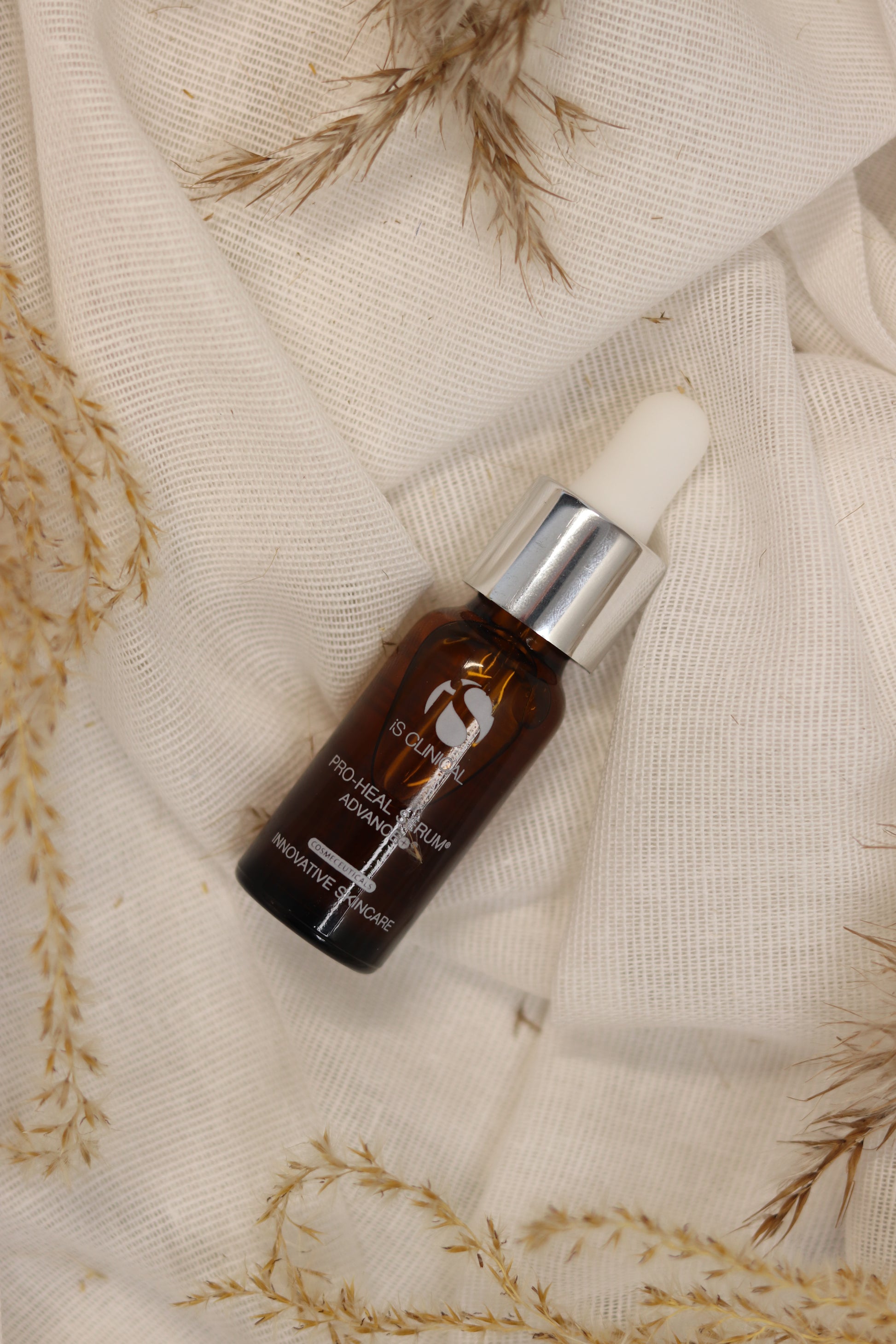 IS Clinical Pro-Heal Serum Advance - Kraftfuldt antioxidant-serum med L-ascorbinsyre (vitamin C), oliven blade og zink, der reducerer inflammation, rødme og acne. Ideel til sensitiv, rosacea og problemhud. Vises i signatur orange flaske.