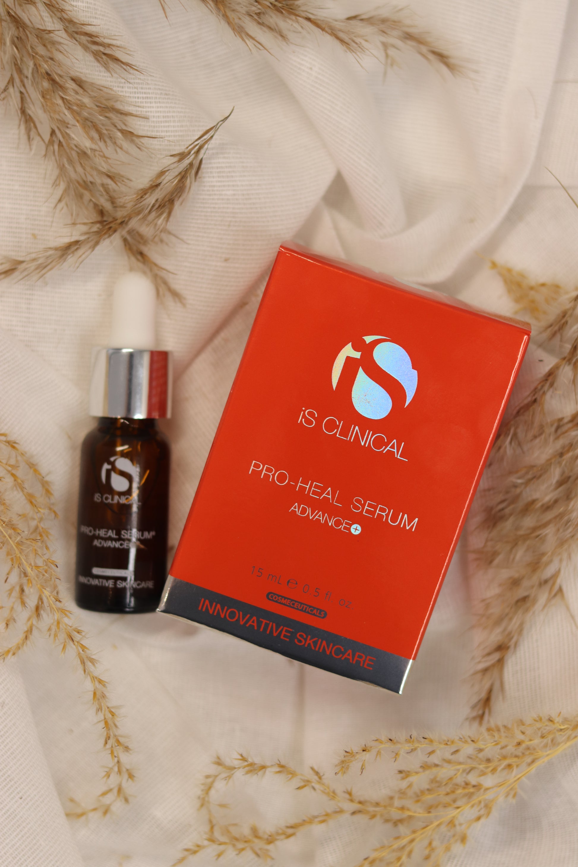 IS Clinical Pro-Heal Serum Advance - Kraftfuldt antioxidant-serum med L-ascorbinsyre (vitamin C), oliven blade og zink, der reducerer inflammation, rødme og acne. Ideel til sensitiv, rosacea og problemhud. Vises i signatur orange flaske.