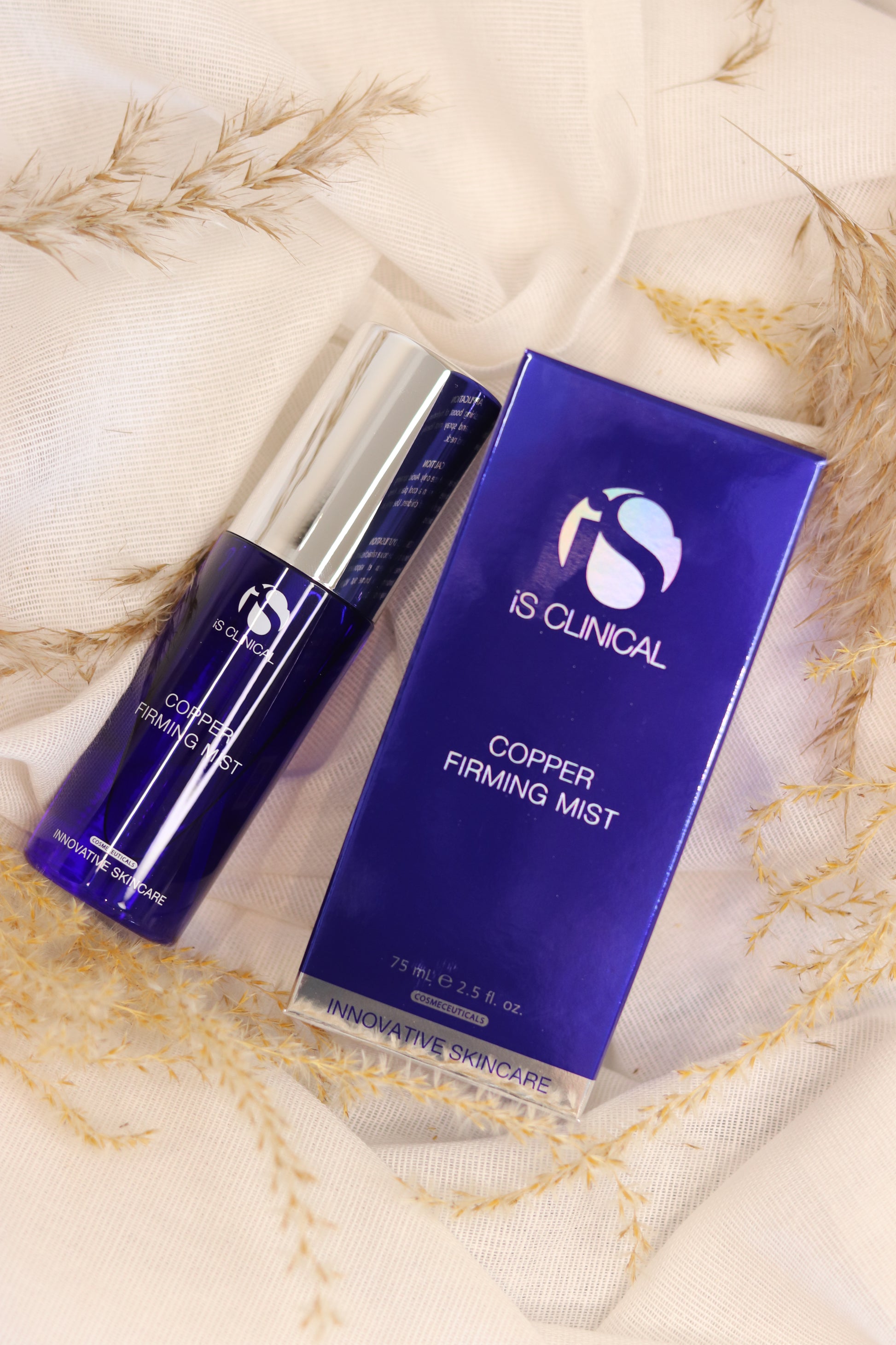 Copper Firming Mist - Opfriskende ansigtsspray med kobber-peptider der strammer huden, reducerer fine linjer og giver en ungdommelig glød. Vises i elegant glasflaske med forstøver.