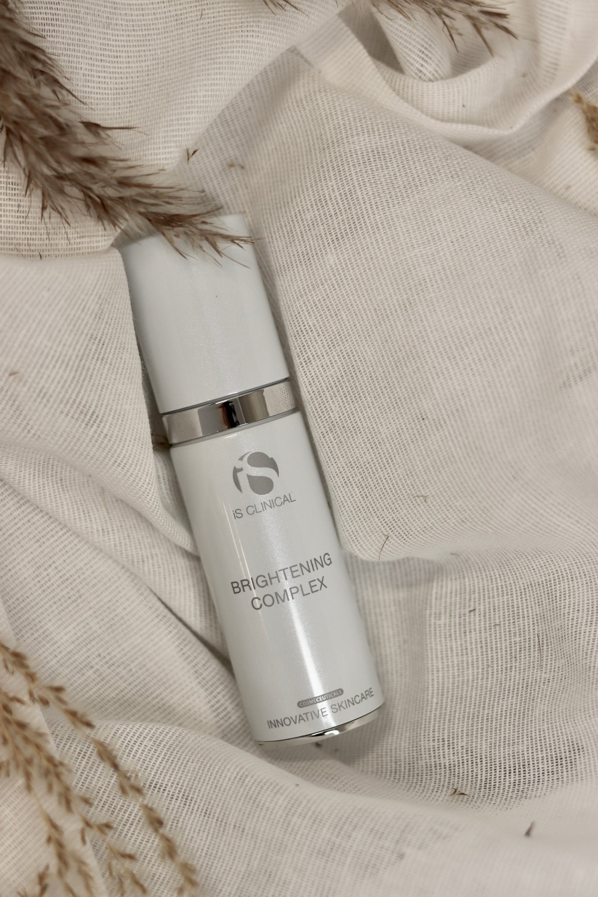 IS Clinical Brightening Complex - Avanceret opklarende serum der reducerer hyperpigmentering, udjævner hudtonen og giver en strålende teint. Indeholder kraftfulde antioxidanter og botaniske ingredienser for optimal hudfornyelse.