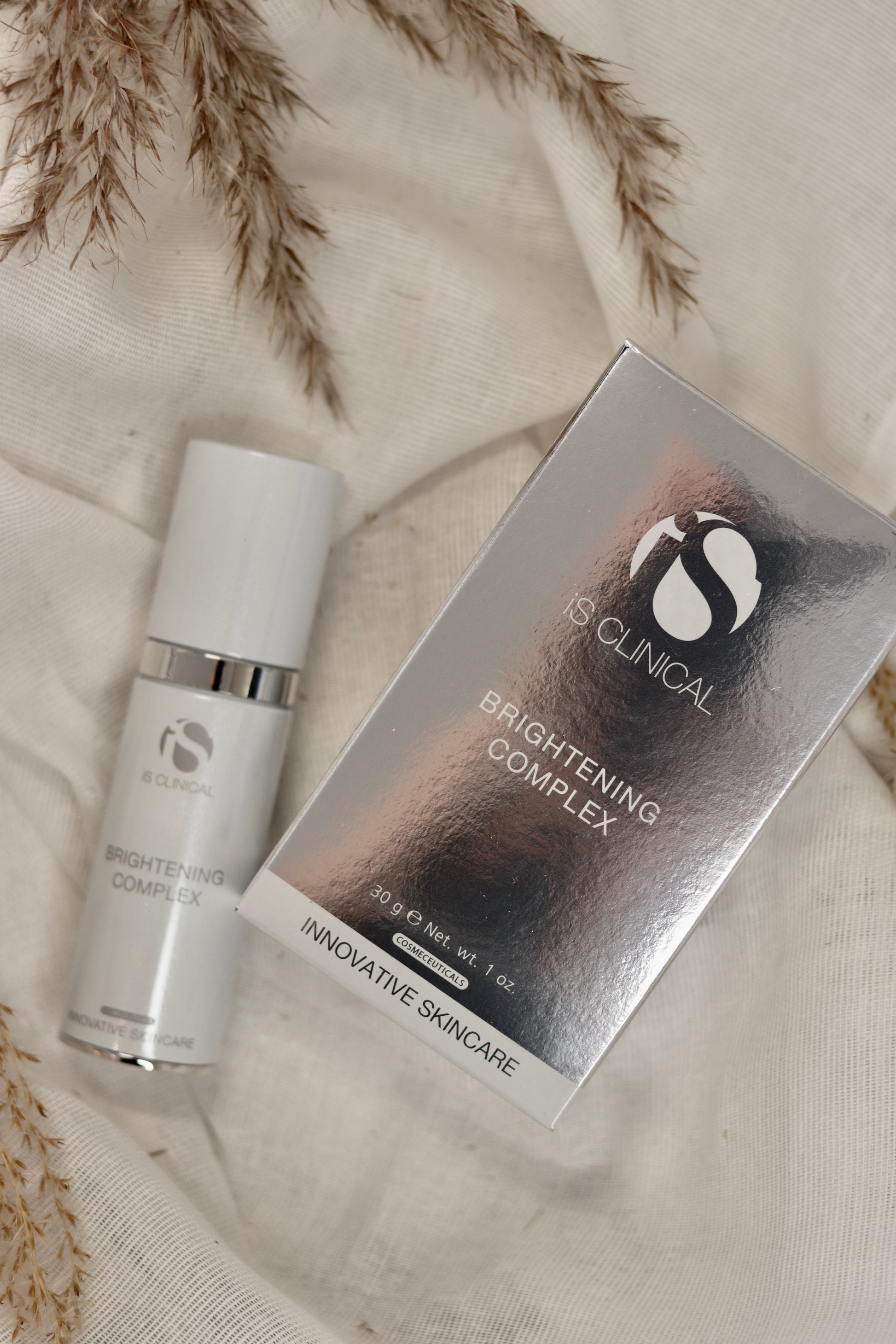 IS Clinical Brightening Complex - Avanceret opklarende serum der reducerer hyperpigmentering, udjævner hudtonen og giver en strålende teint. Indeholder kraftfulde antioxidanter og botaniske ingredienser for optimal hudfornyelse.