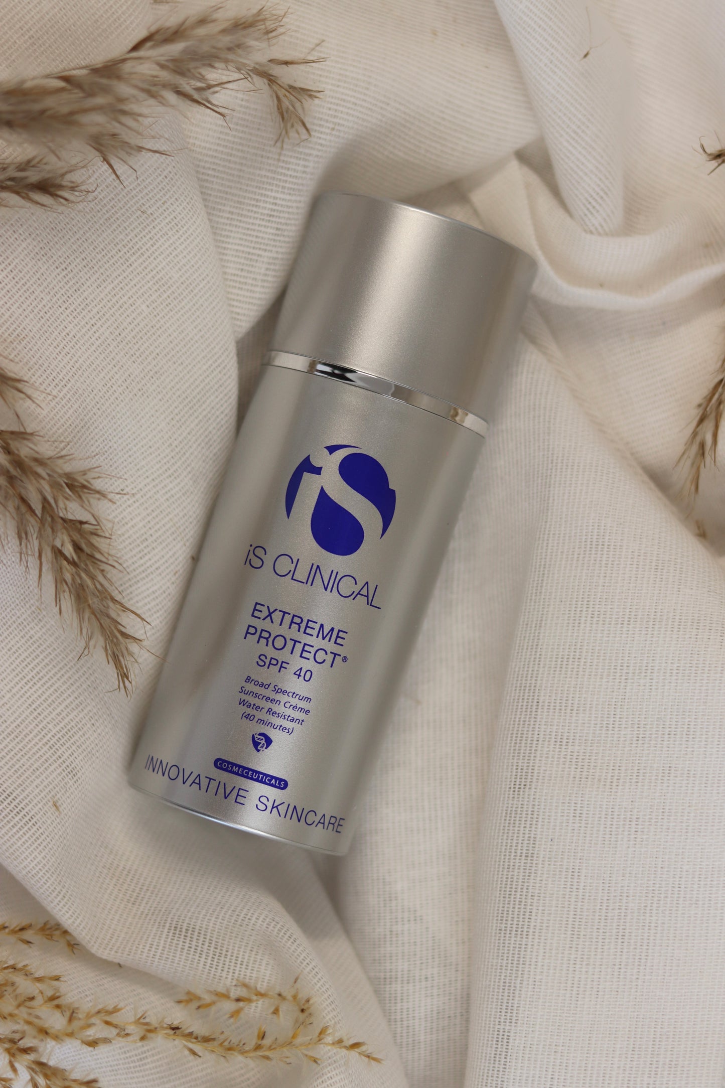 IS Clinical Extreme Protect SPF 40 Beige - Avanceret solbeskyttelse med let beige farvetone, der beskytter mod UVA/UVB-stråler, forebygger ældningstegn og giver en ensartet hudtone. Ideel til daglig brug og alle hudtyper