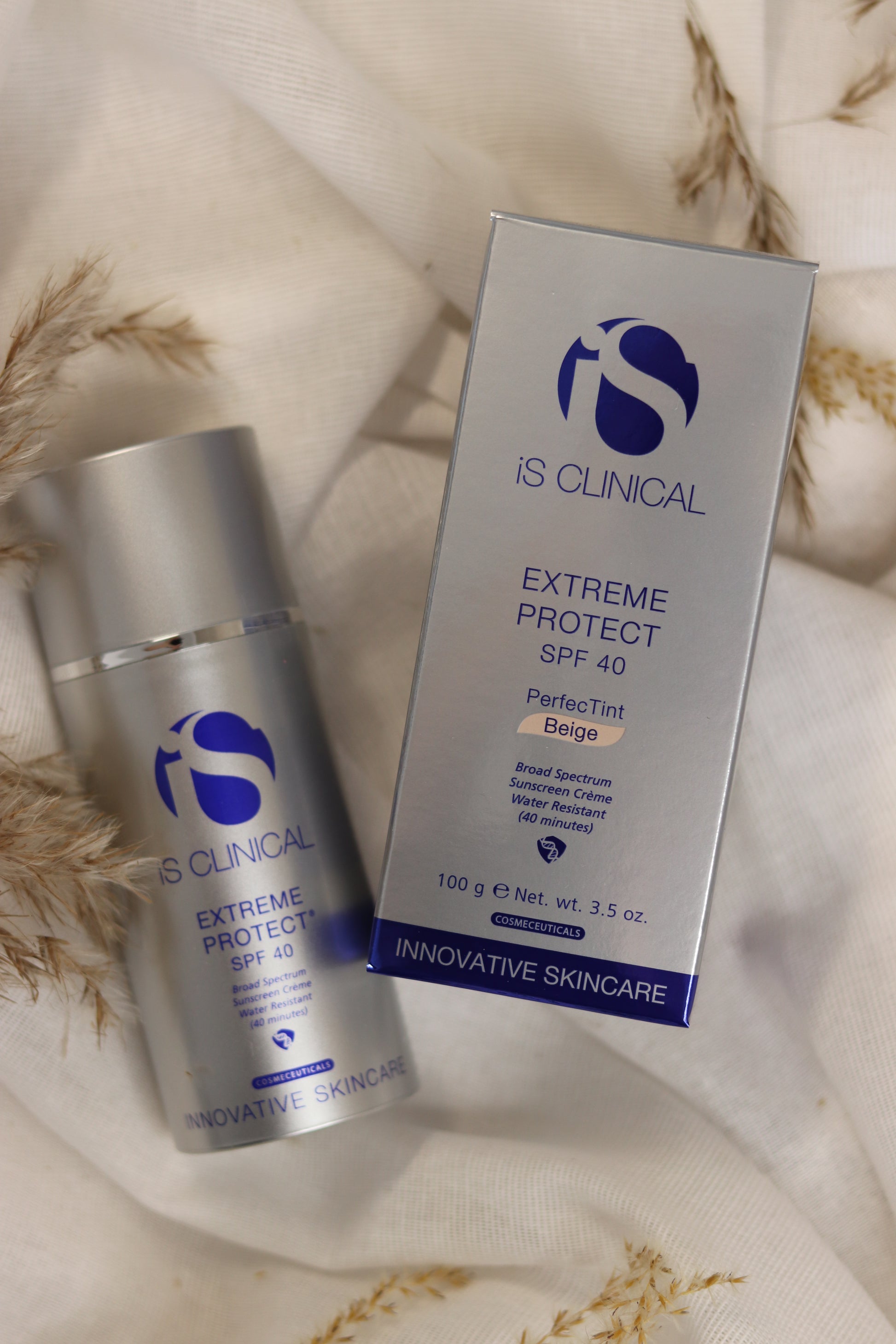 IS Clinical Extreme Protect SPF 40 Beige - Avanceret solbeskyttelse med let beige farvetone, der beskytter mod UVA/UVB-stråler, forebygger ældningstegn og giver en ensartet hudtone. Ideel til daglig brug og alle hudtyper