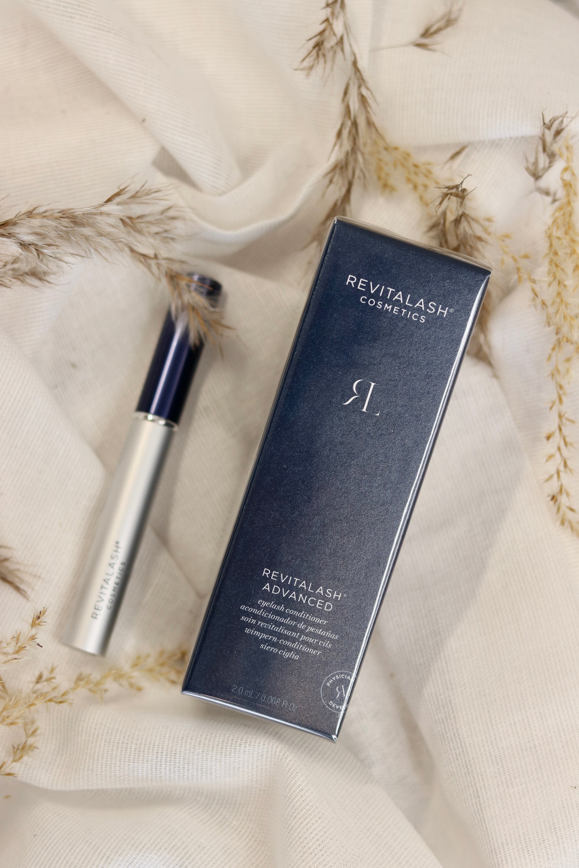 Revitalash Advanced Øjenvippe Serum - prisvindende, klinisk testet vippeserum der styrker, forlænger og fortykker naturlige øjenvipper. Udviklet af øjenlæger med en patenteret BioPeptin Complex®, peptider og botaniske ekstrakter, der nærer og beskytter vipperne mod skader og ældning. Nem applikation med præcisionsbørste, kun én gang dagligt. Giver synlige resultater inden for 4-6 uger med fyldigere, sundere og mere dramatiske vipper. Oftalmologisk testet og velegnet til kontaktlinsebrugere