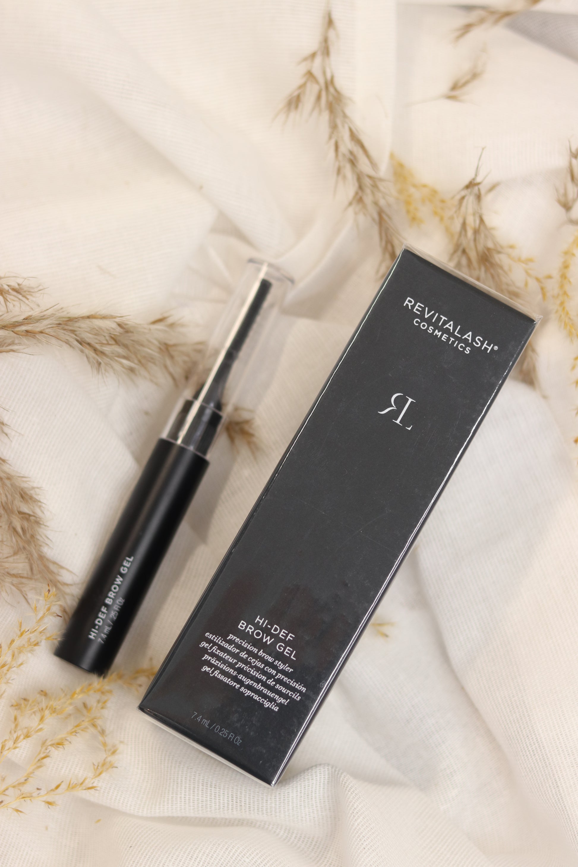Hi-Def Eyebrow Gel i elegant beholder fra Revitalash. Transparent gel til formning og fiksering af øjenbryn. Klinisk testet, hypoallergen og vegansk produkt i professionel kvalitet