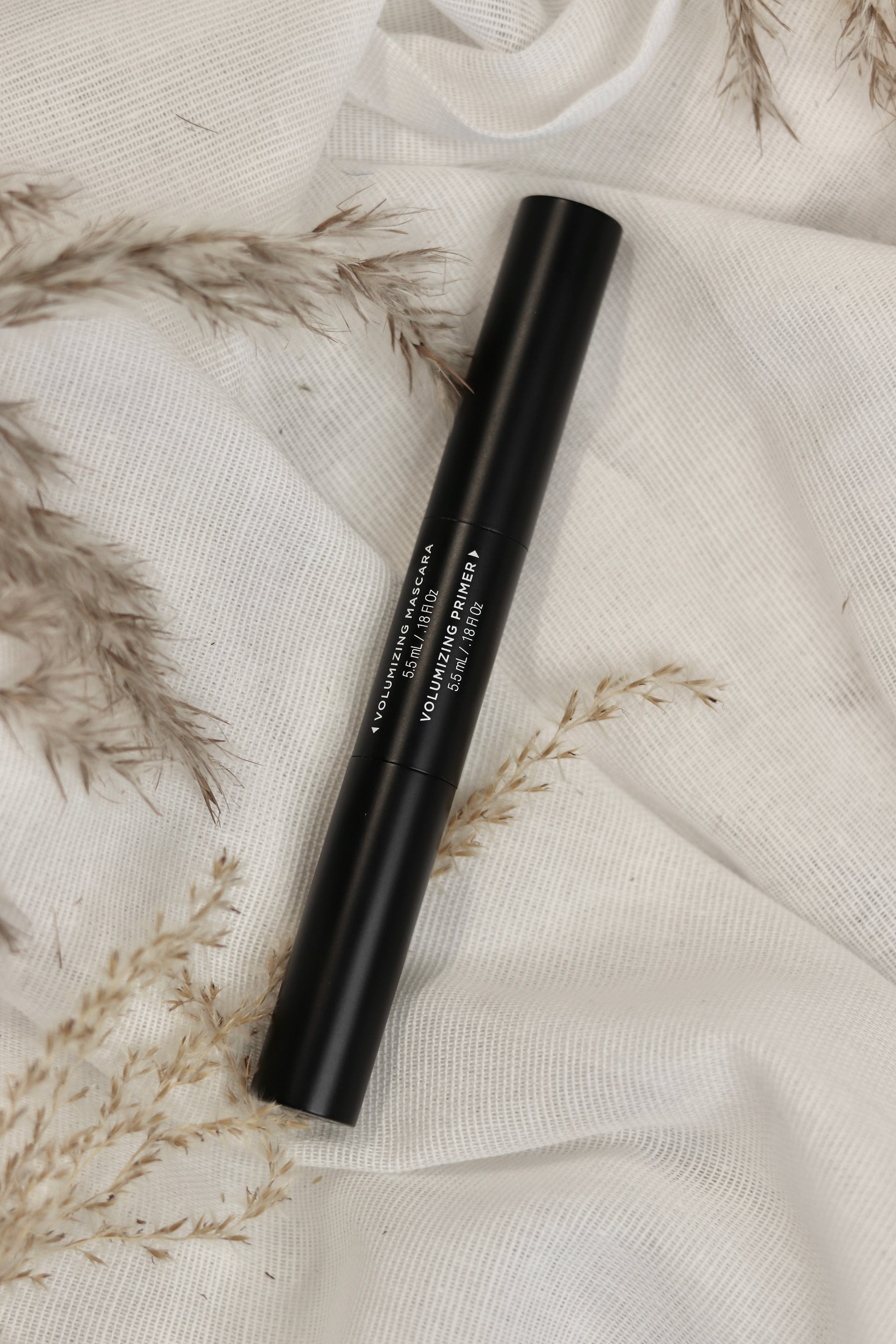 Double-Ended Volume Mascara - innovativ 2-i-1 mascara med dobbeltsidet applikator for maksimal alsidighed. Den ene ende giver dramatisk volumen og fylde med en fyldig børste, mens den anden ende definerer og adskiller vipperne med en præcisionsbørste. Formuleret med vippeplejende ingredienser der styrker og beskytter. Smudge-proof og klumpfri formel der holder hele dagen. Perfekt til at skabe både naturlige hverdagslook og dramatiske aftenlook med samme produkt