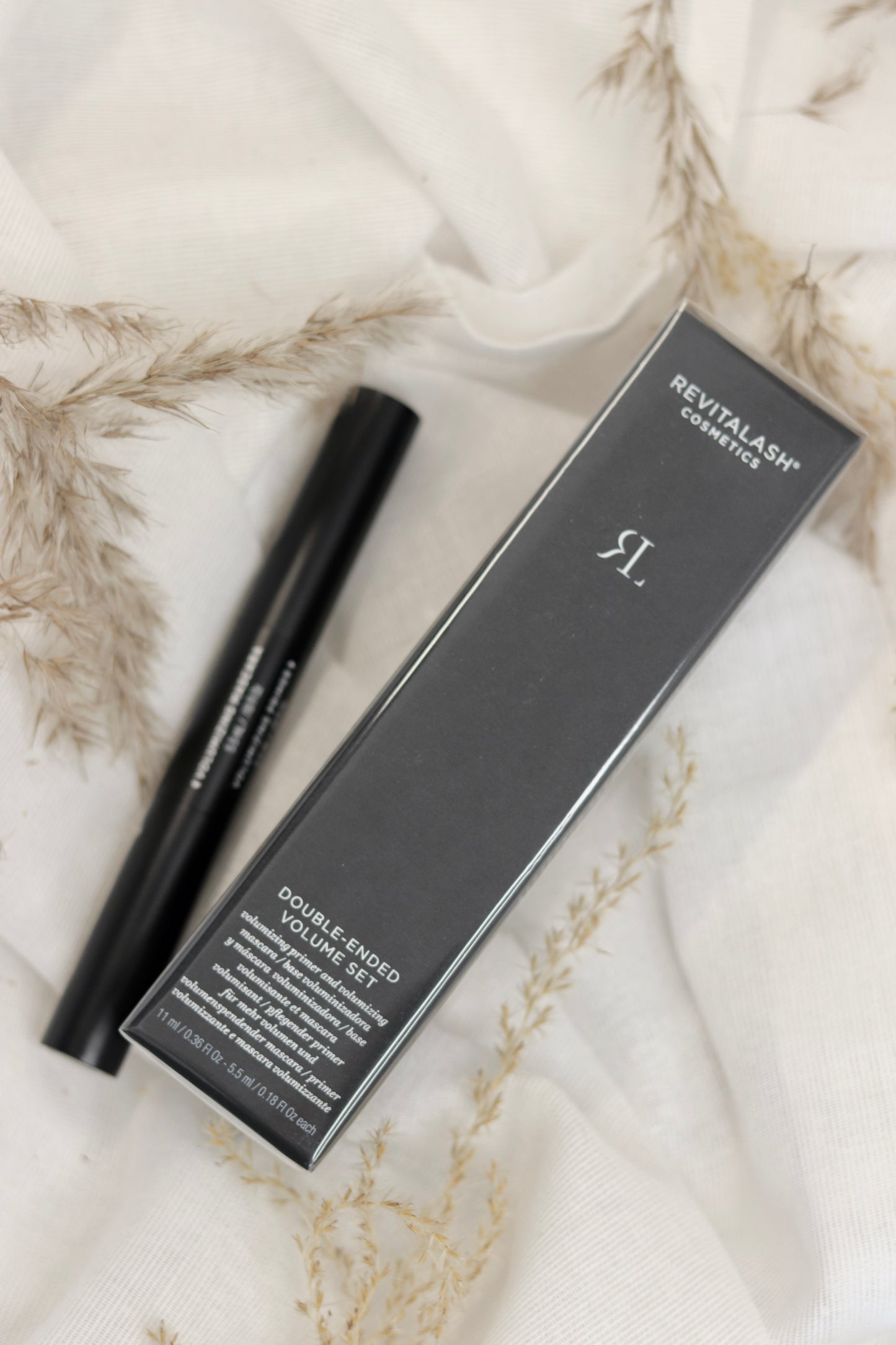 Double-Ended Volume Mascara - innovativ 2-i-1 mascara med dobbeltsidet applikator for maksimal alsidighed. Den ene ende giver dramatisk volumen og fylde med en fyldig børste, mens den anden ende definerer og adskiller vipperne med en præcisionsbørste. Formuleret med vippeplejende ingredienser der styrker og beskytter. Smudge-proof og klumpfri formel der holder hele dagen. Perfekt til at skabe både naturlige hverdagslook og dramatiske aftenlook med samme produkt