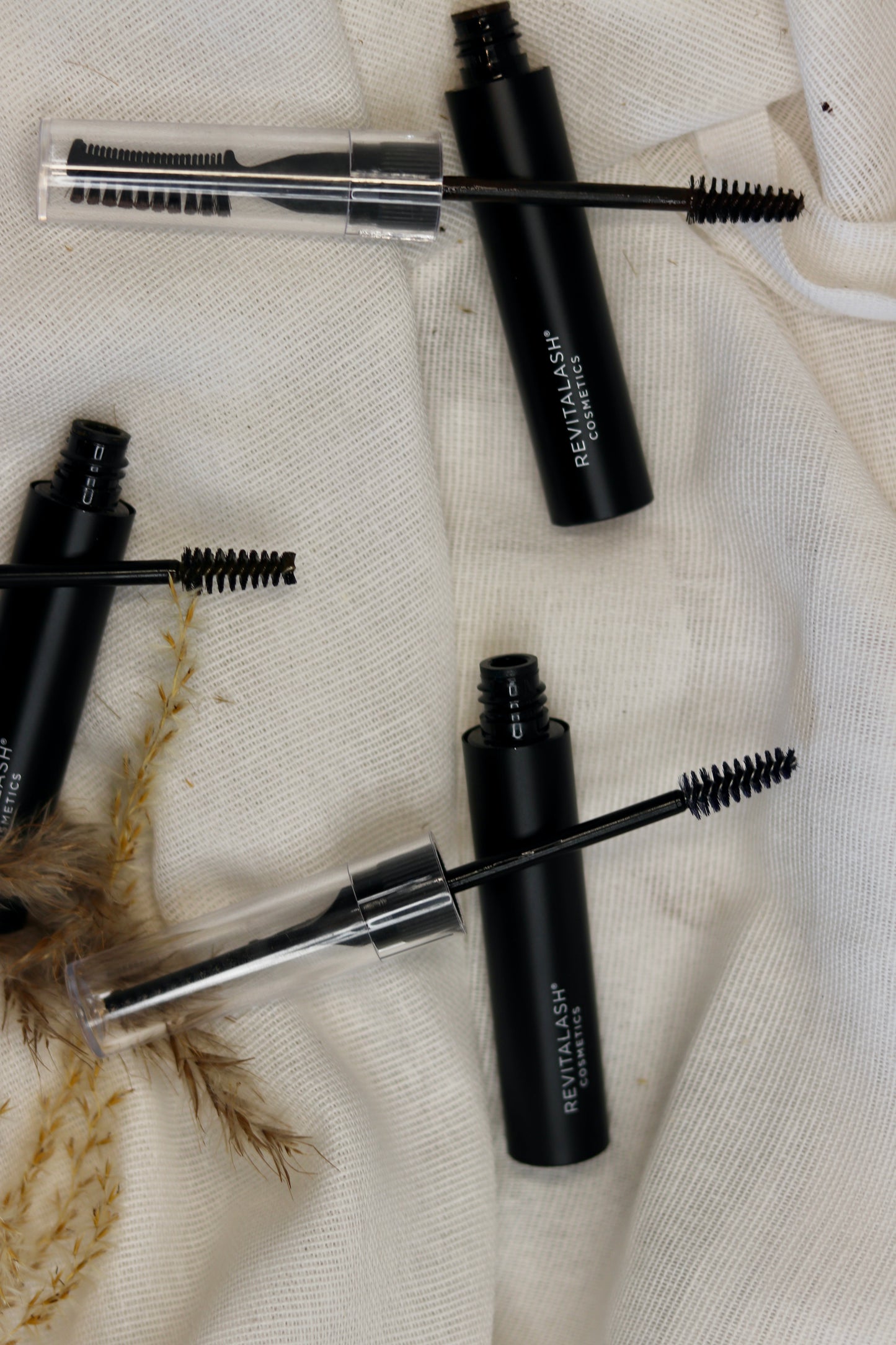 Hi-Def Eyebrow Gel i elegant beholder fra Revitalash. Transparent gel til formning og fiksering af øjenbryn. Klinisk testet, hypoallergen og vegansk produkt i professionel kvalitet