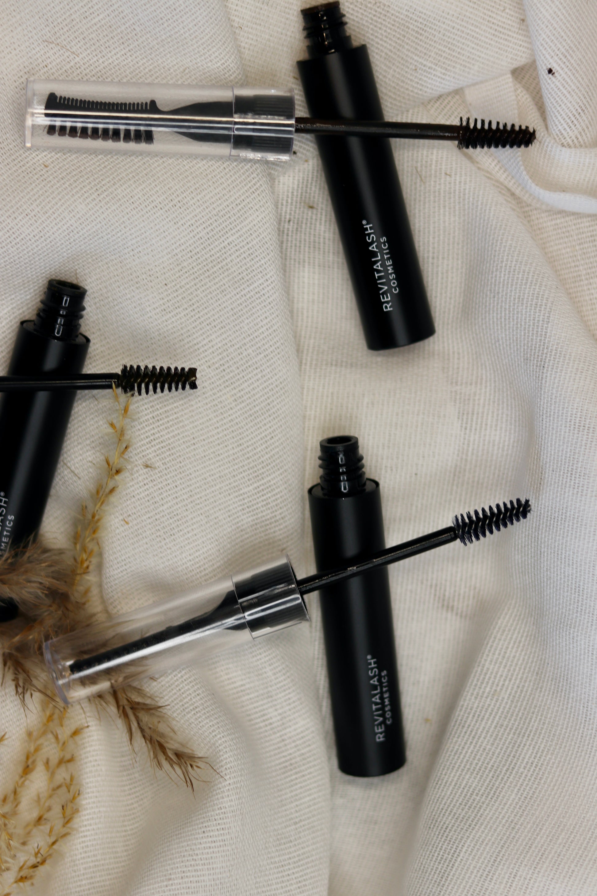 Hi-Def Eyebrow Gel i elegant beholder fra Revitalash. Transparent gel til formning og fiksering af øjenbryn. Klinisk testet, hypoallergen og vegansk produkt i professionel kvalitet