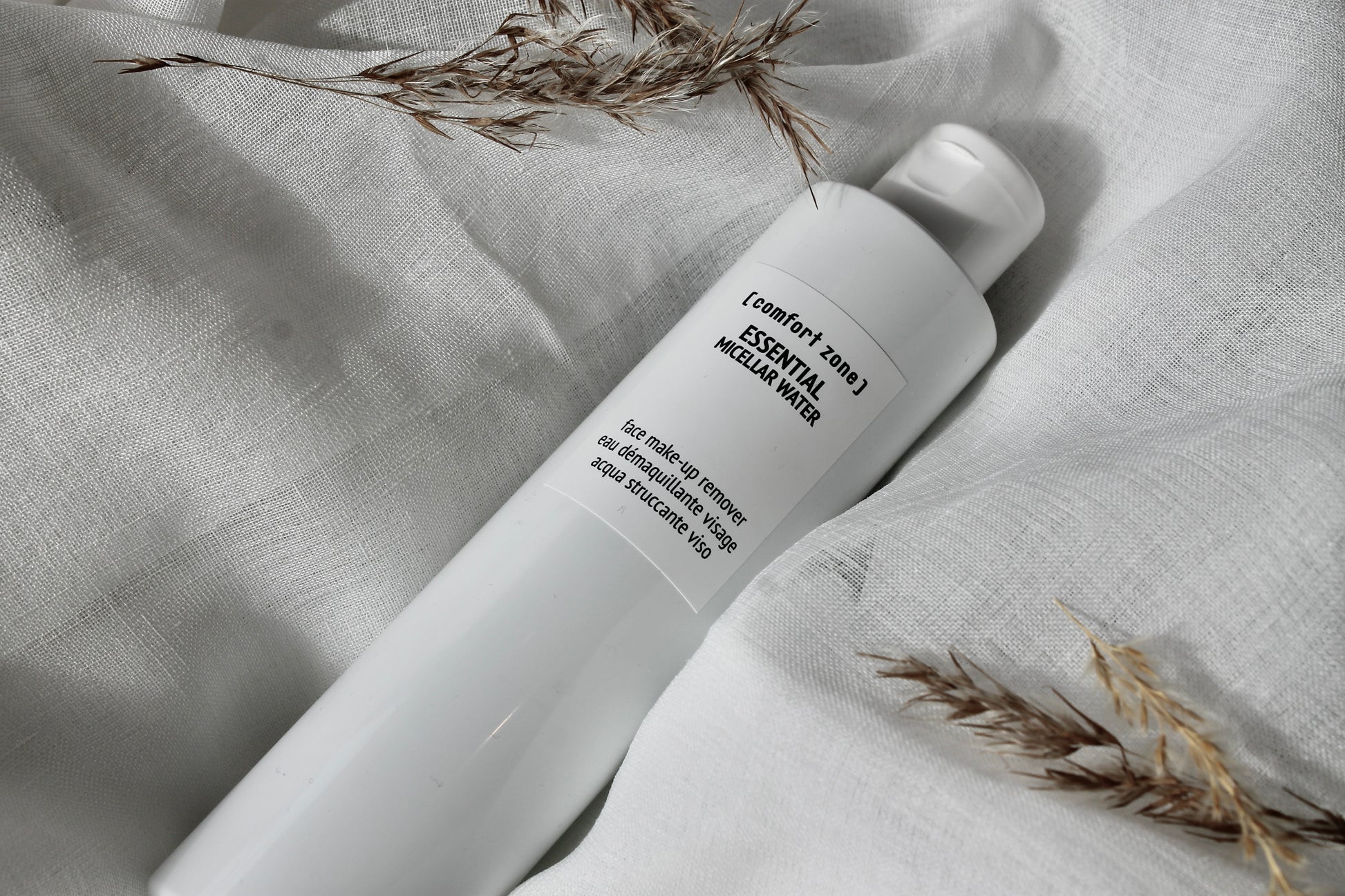 Comfort Zone Essential Micellar Water 200ml - Skånsom og effektiv micellær rensevand der fjerner makeup og urenheder uden at udtørre huden. Beriget med antioxidanter og botaniske ekstrakter for en frisk og hydreret hud. Ideel til alle hudtyper, også sensitiv hud