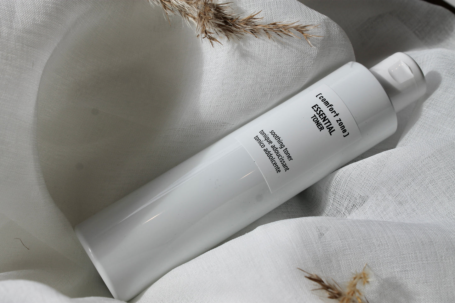 Comfort Zone Essential Toner 200ml - Alkoholfri, balancerende ansigtsvand der fuldender renserutinen og forbereder huden til efterfølgende produkter. Beriget med fugtgivende ingredienser der beroliger, forfrisker og genopretter hudens naturlige pH-balance. Ideel til alle hudtyper.