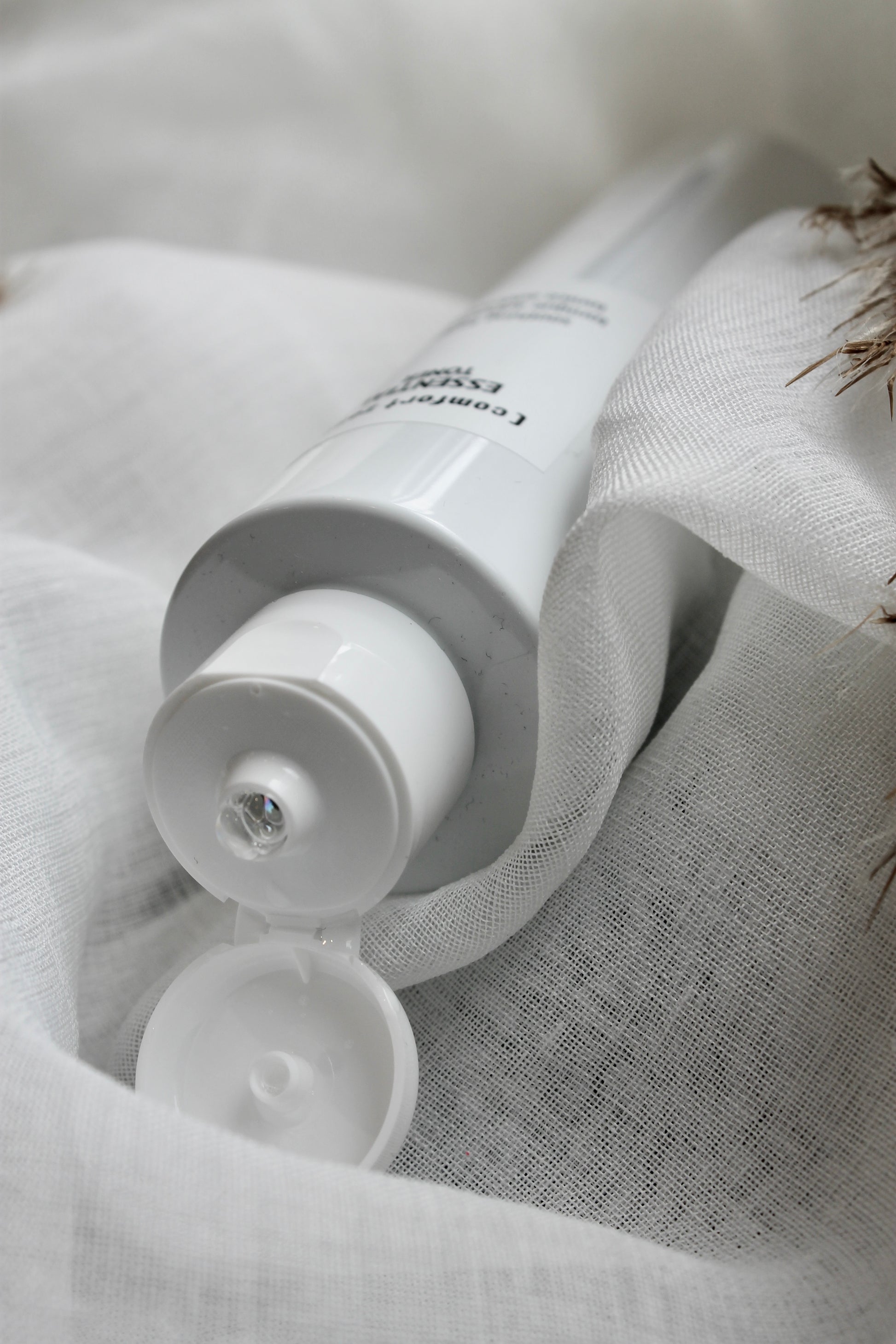 Comfort Zone Essential Toner 200ml - Alkoholfri, balancerende ansigtsvand der fuldender renserutinen og forbereder huden til efterfølgende produkter. Beriget med fugtgivende ingredienser der beroliger, forfrisker og genopretter hudens naturlige pH-balance. Ideel til alle hudtyper.