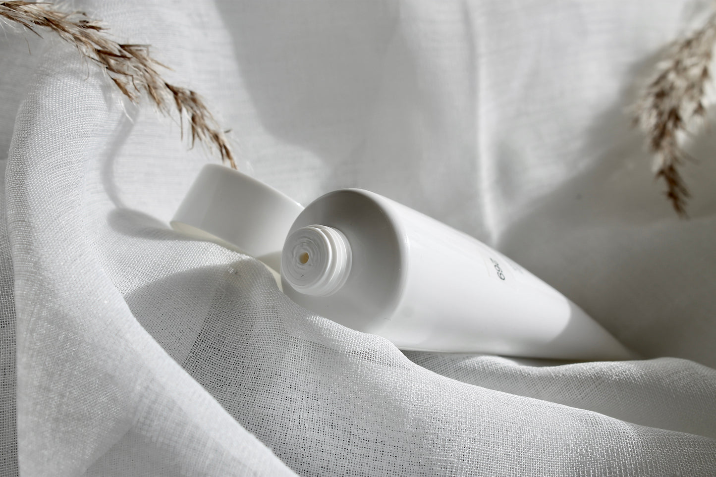 Comfort Zone Essential Peeling 60ml - Skånsom enzymatisk peeling i elegant hvid tube. Fjerner blidt døde hudceller og urenheder uden at irritere huden, giver fornyet glød og jævn hudtone.