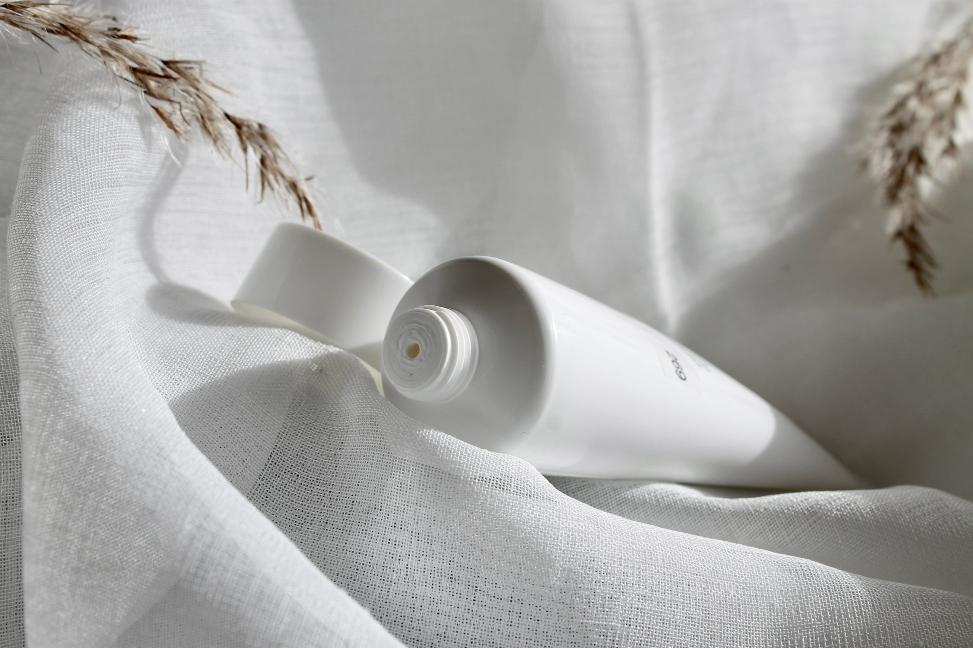 Comfort Zone Essential Peeling 60ml - Skånsom enzymatisk peeling i elegant hvid tube. Fjerner blidt døde hudceller og urenheder uden at irritere huden, giver fornyet glød og jævn hudtone.