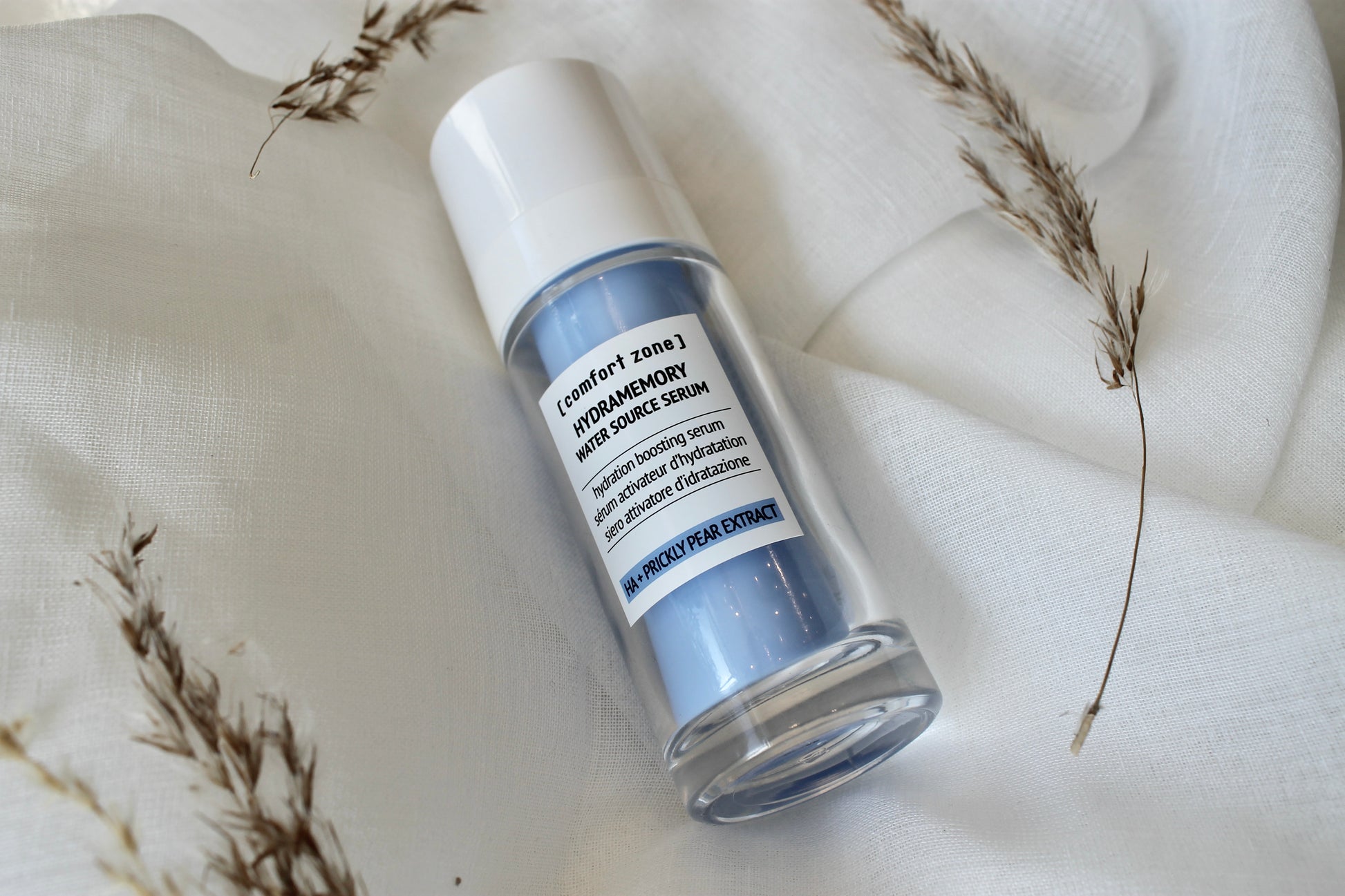 Comfort Zone Hydramemory water source serum 30 ml - Intensivt fugtgivende ansigtserum i elegant glasflaske med pipette. Let, ikke-fedtet formel der giver langvarig fugt og booster hudens naturlige glød og elasticitet.