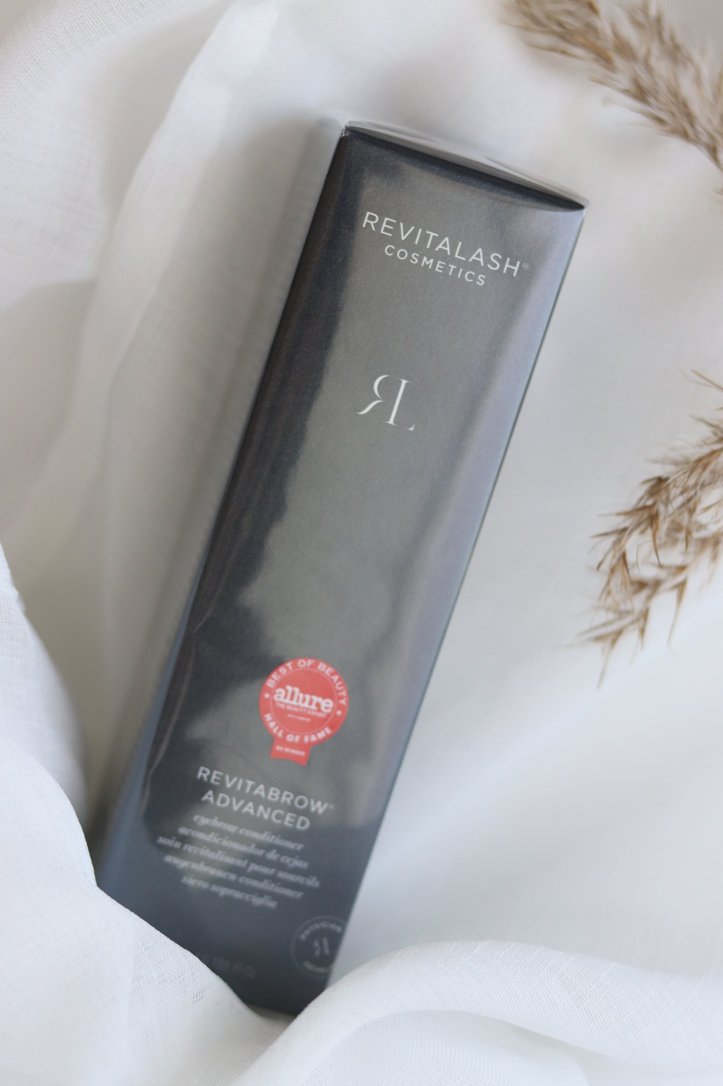 Revitalash øjenbryns serum i elegant sølvfarvet tube med applikator. Professionelt brynserum til styrkelse og vækst af øjenbryn. Klinisk testet produkt fra Revitalash med avanceret formel til fyldigere og sundere bryn.