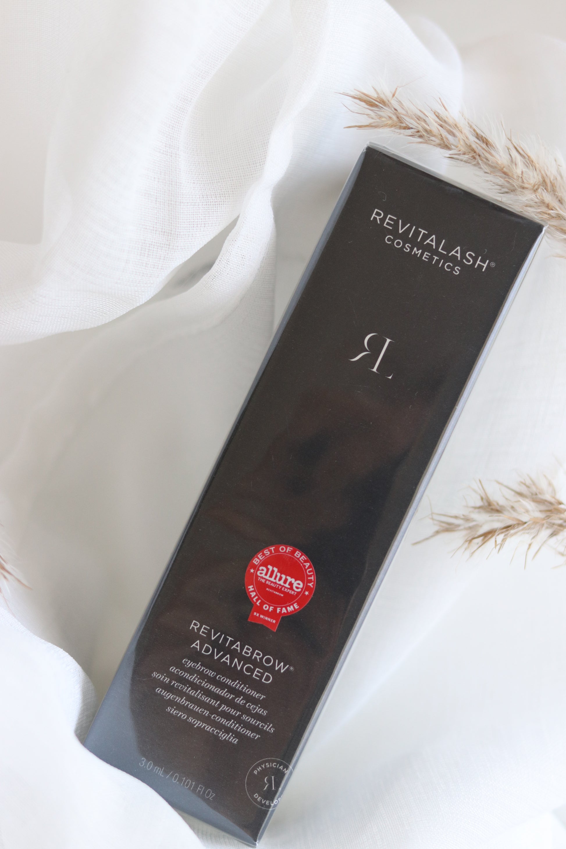 Revitalash øjenbryns serum i elegant sølvfarvet tube med applikator. Professionelt brynserum til styrkelse og vækst af øjenbryn. Klinisk testet produkt fra Revitalash med avanceret formel til fyldigere og sundere bryn.