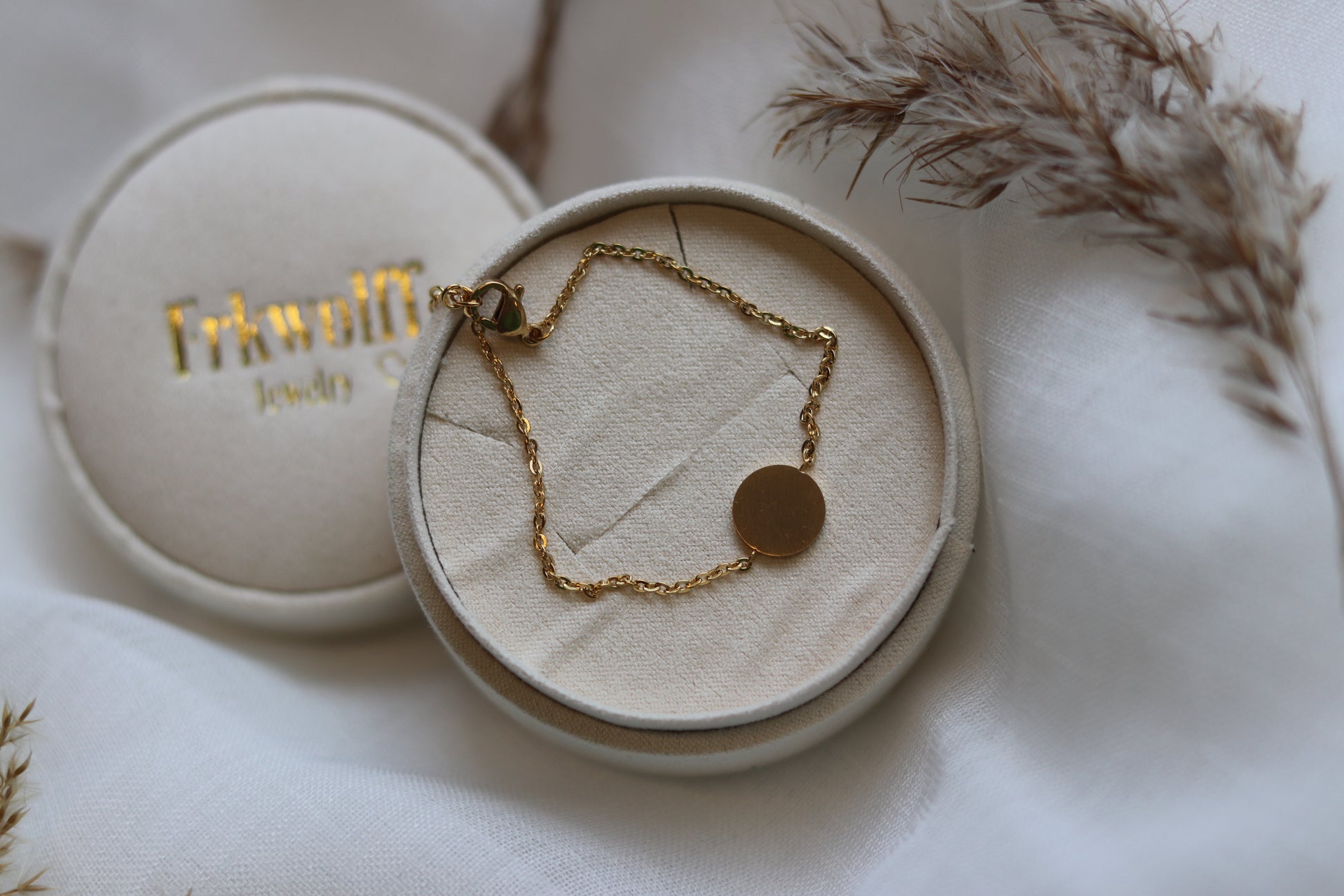 Guld armbånd med vedhæng