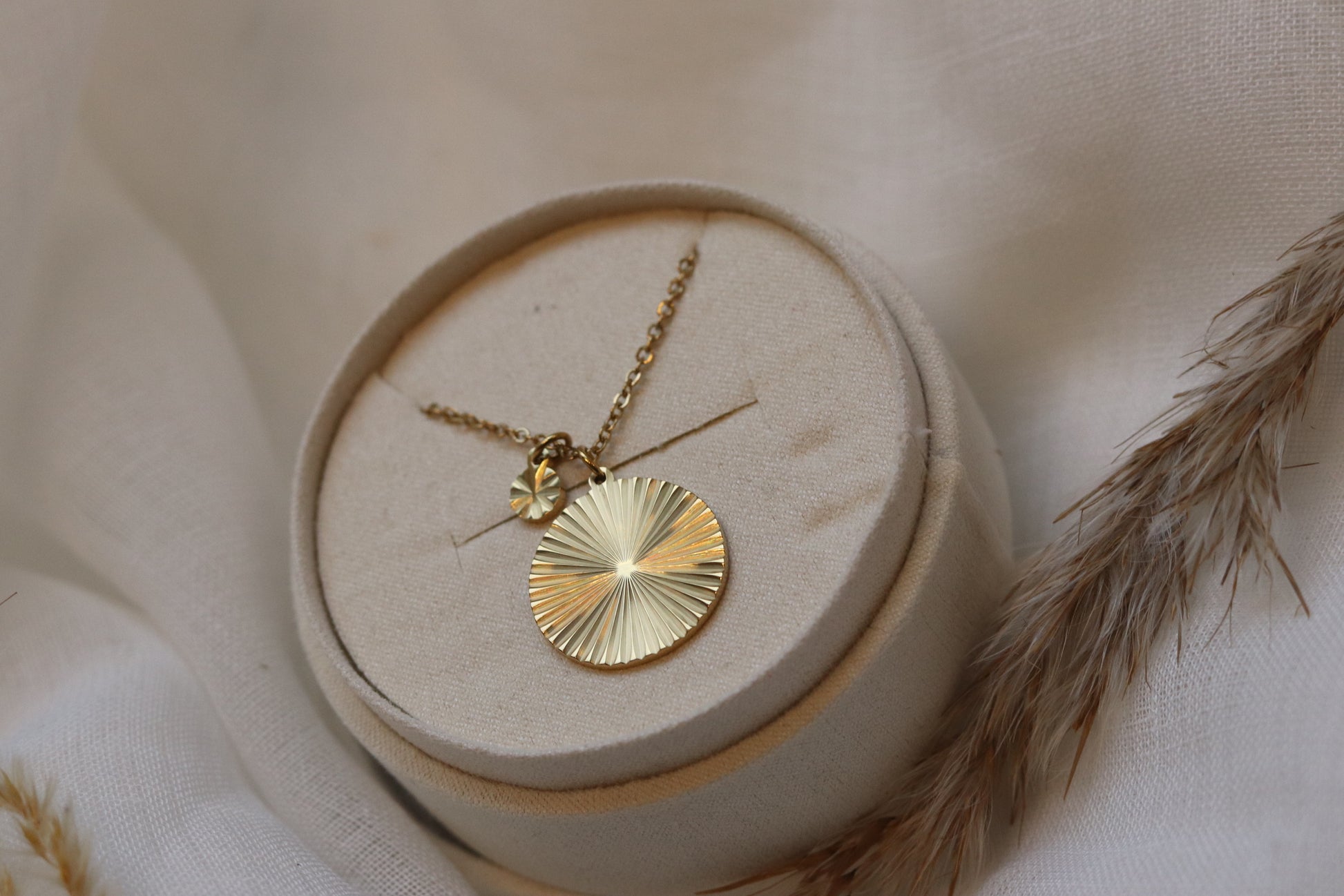 Guld halskæde med charm