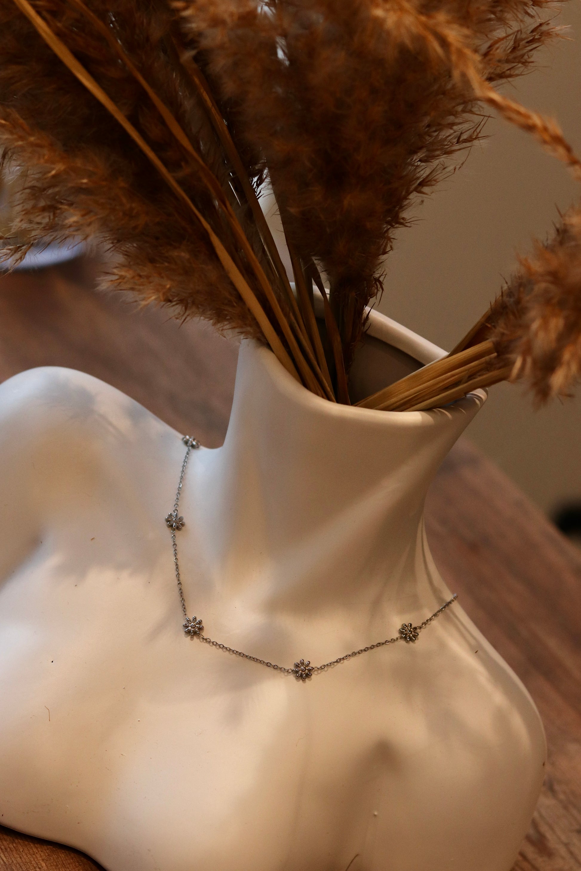 Blomster halskæde på model