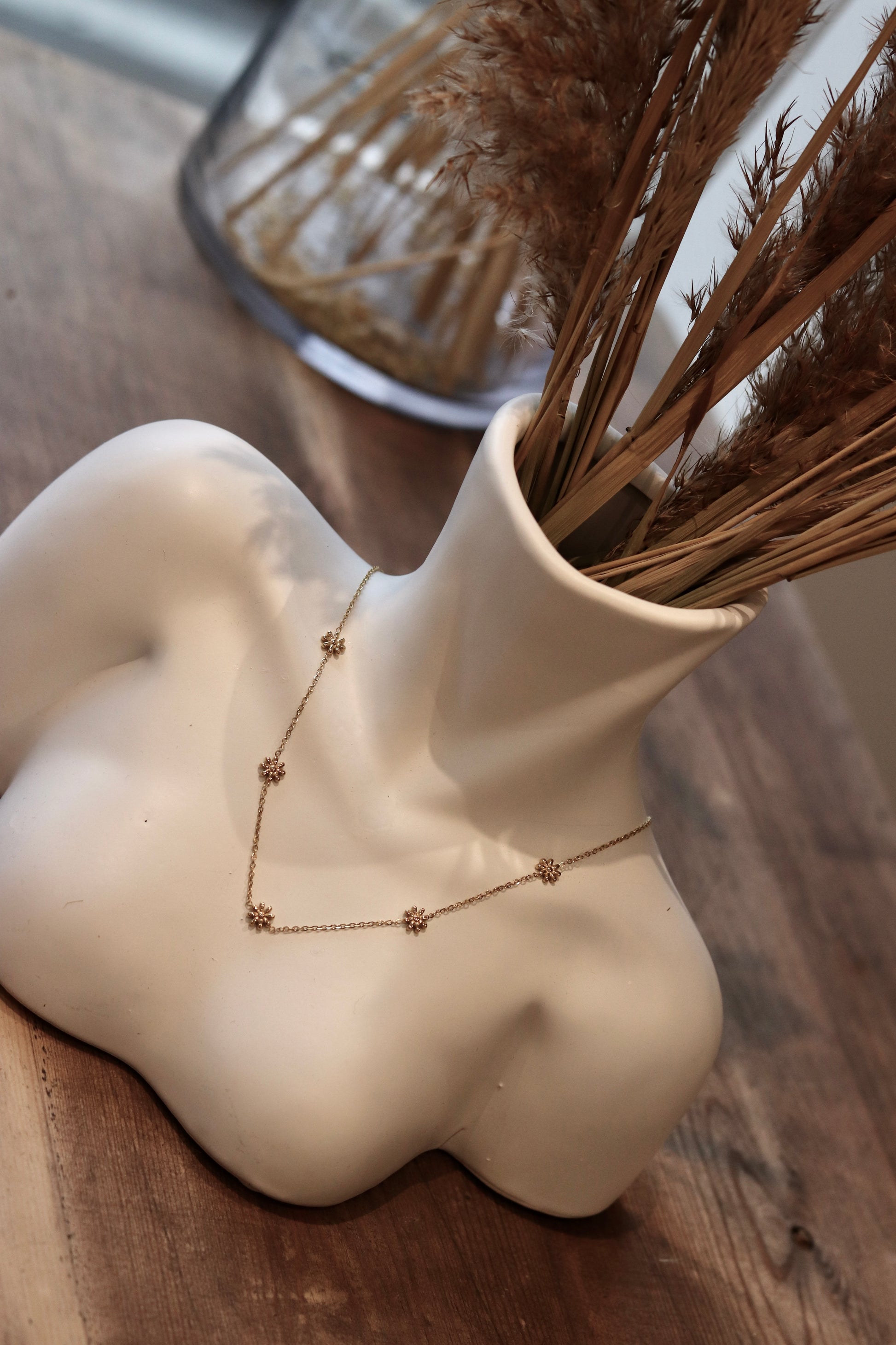Guld blomster halskæde på model