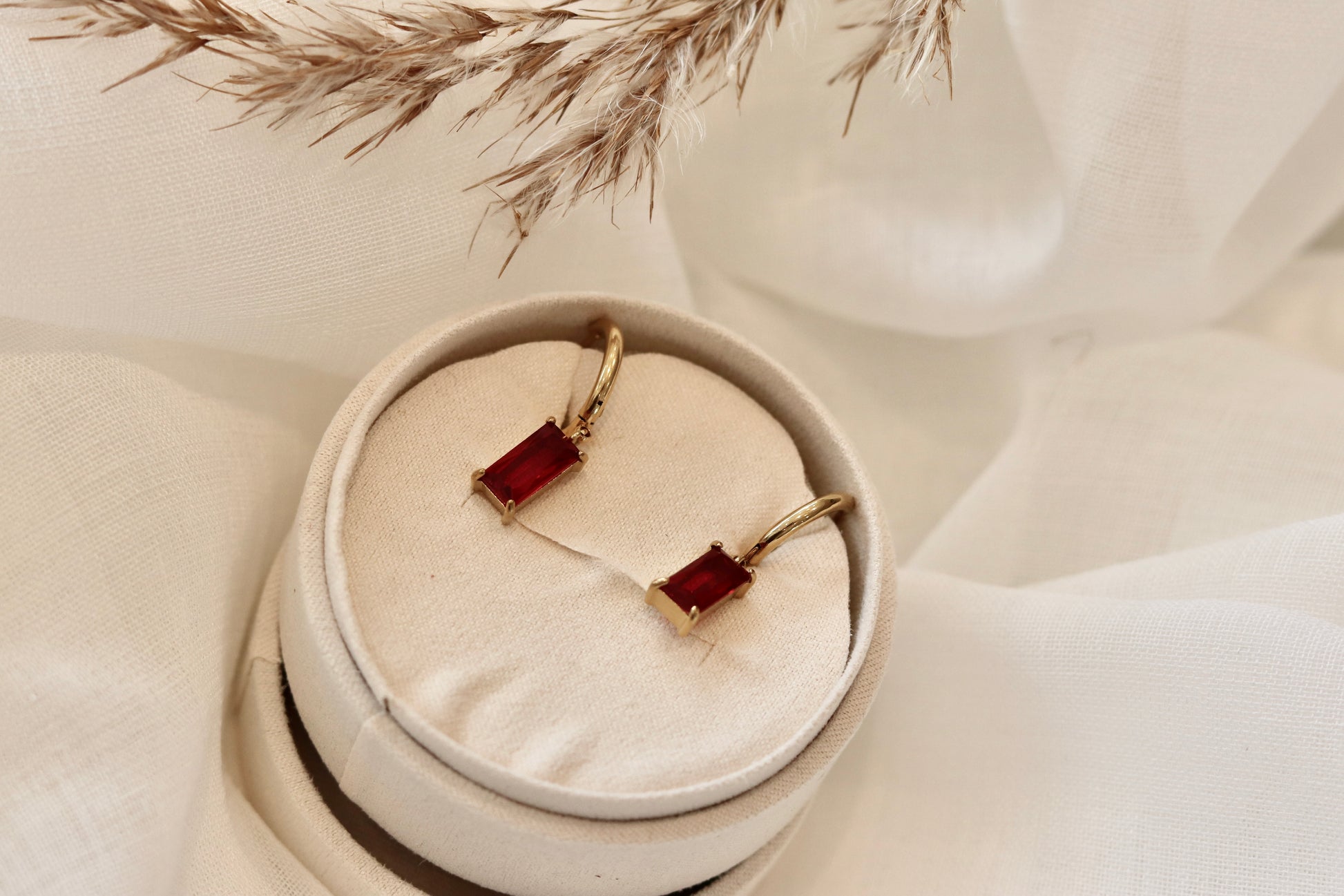 Øreringe med rød square sten i