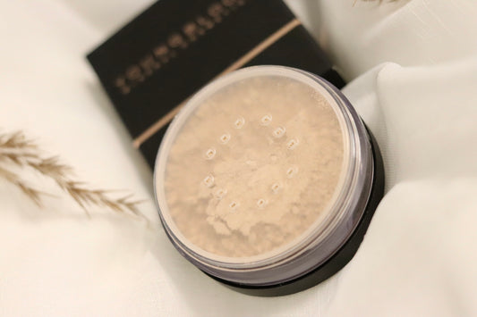 Youngblood Mineral Foundation - luksuriøs, let pudderbaseret foundation med 100% rene mineraler. Giver en naturlig, åndbar dækning der jævner hudtonen uden at tilstoppe porerne. Formuleret uden talkum, parfume og kemiske tilsætningsstoffer, ideel til sensitiv og problemhud. Indeholder naturlige solfiltre og anti-inflammatoriske ingredienser der beskytter og beroliger huden. Skaber en silkeblød, langvarig finish med en subtil glød.