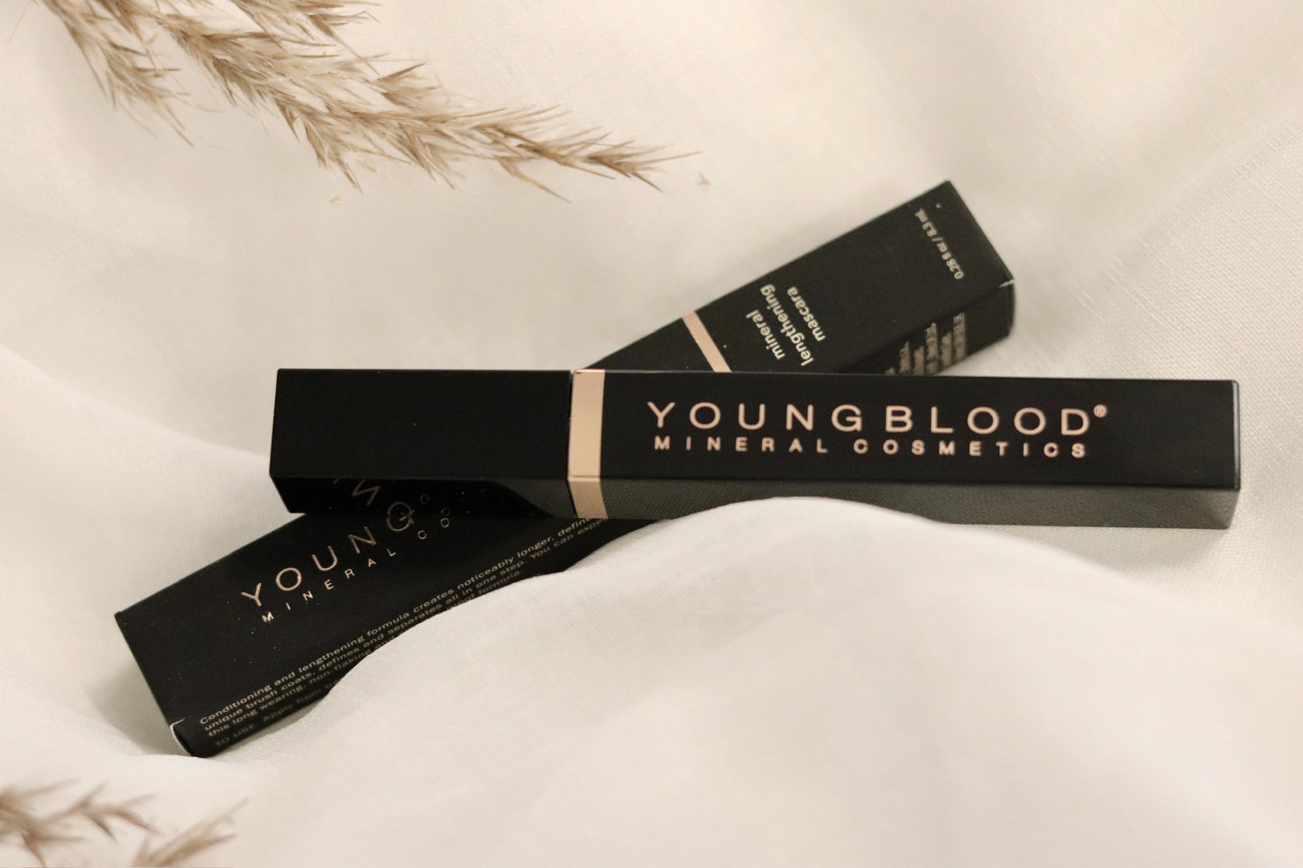Youngblood Mascara - luksuriøs, mineralbaseret mascara der giver dramatisk volumen og længde til vipperne. Den innovative børste adskiller og definerer hver vippe uden klumper. Formuleret med naturlige ingredienser og uden parabener, der plejer og styrker vipperne. Smudge-proof og langtidsholdbar, men stadig let at fjerne. Perfekt til sensitive øjne og kontaktlinsebrugere, giver et intenst, sort look der fremhæver øjnenes naturlige skønhed