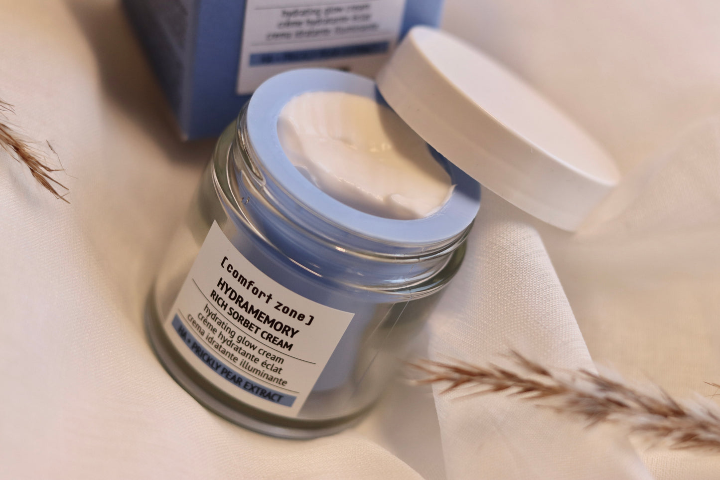 Comfort Zone Hydramemory Rich Sorbet Cream 50 ml - Intensiv fugtgivende ansigtscreme med sorbet-lignende tekstur. Vegansk formel med antioxidanter der beskytter huden mod miljømæssige stressfaktorer. Elegant hvid beholder med hvidt låg