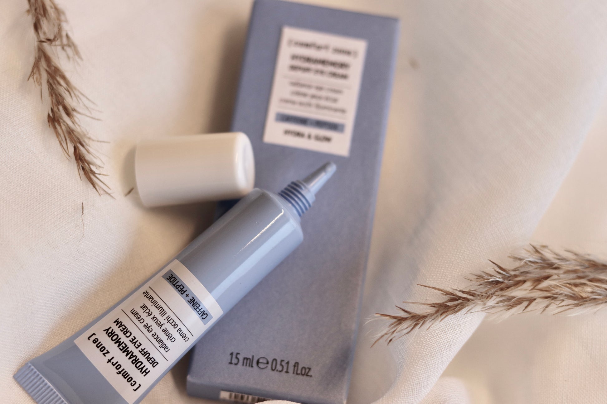 Comfort Zone Hydramemory Depuff Eye Creme 15ml - Intensiv øjencreme der reducerer hævelser, mørke rande og fine linjer omkring øjnene. Beriget med hyaluronsyre og planteekstrakter for optimal fugtgivning og opfriskning. Ideel til trætte øjne og dehydreret hud. Vises i elegant tube
