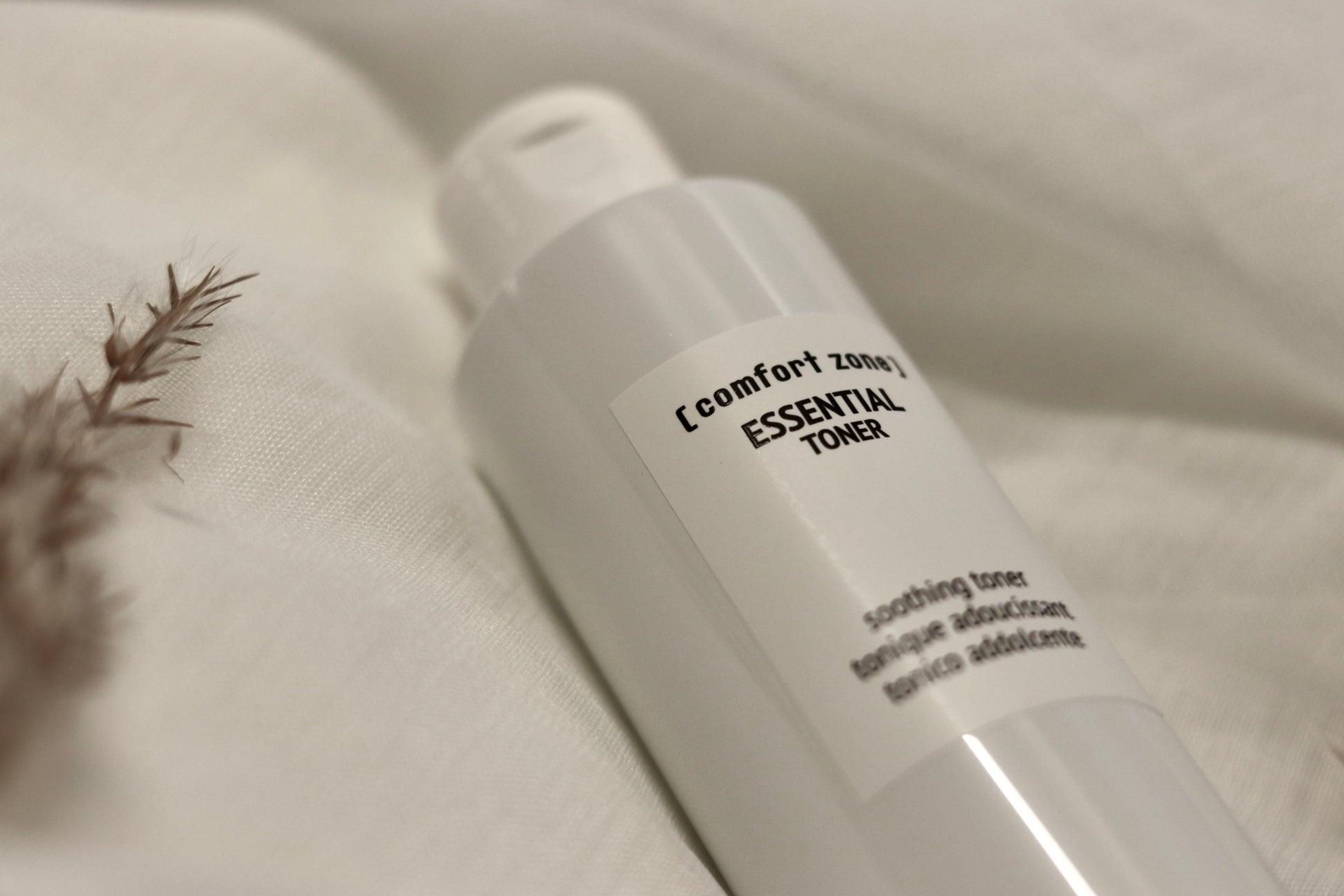 Comfort Zone Essential Toner 200ml - Alkoholfri, balancerende ansigtsvand der fuldender renserutinen og forbereder huden til efterfølgende produkter. Beriget med fugtgivende ingredienser der beroliger, forfrisker og genopretter hudens naturlige pH-balance. Ideel til alle hudtyper.