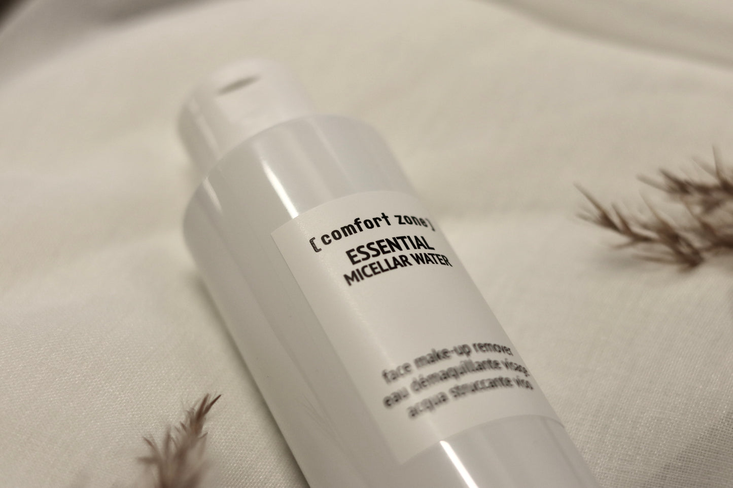 Comfort Zone Essential Micellar Water 200ml - Skånsom og effektiv micellær rensevand der fjerner makeup og urenheder uden at udtørre huden. Beriget med antioxidanter og botaniske ekstrakter for en frisk og hydreret hud. Ideel til alle hudtyper, også sensitiv hud