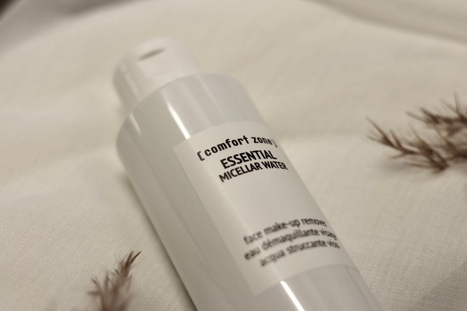 Comfort Zone Essential Micellar Water 200ml - Skånsom og effektiv micellær rensevand der fjerner makeup og urenheder uden at udtørre huden. Beriget med antioxidanter og botaniske ekstrakter for en frisk og hydreret hud. Ideel til alle hudtyper, også sensitiv hud
