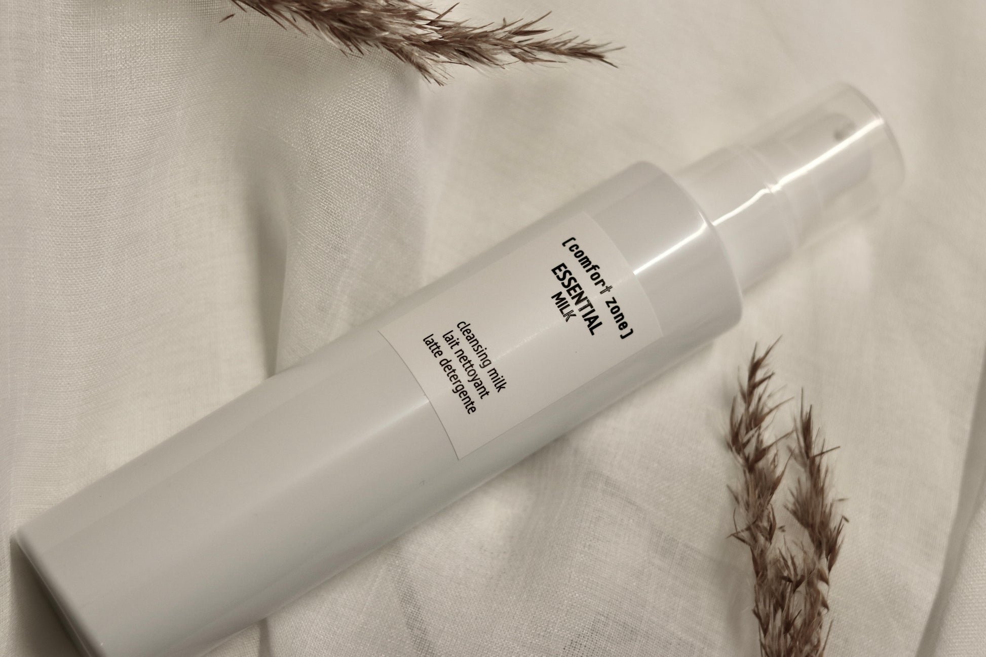 Comfort Zone Essential Milk 200ml - Blid og nærende rensemælk i elegant hvid flaske. Fjerner makeup og urenheder uden at udtørre eller irritere huden. Beriget med naturlige ingredienser for skånsom pleje