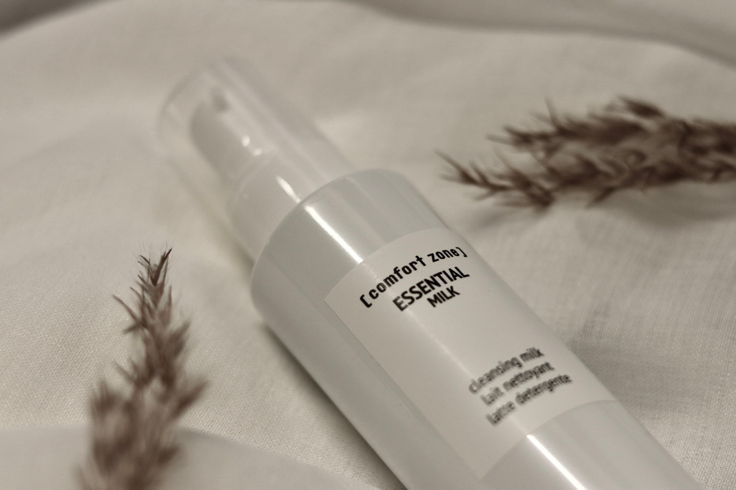 Comfort Zone Essential Milk 200ml - Blid og nærende rensemælk i elegant hvid flaske. Fjerner makeup og urenheder uden at udtørre eller irritere huden. Beriget med naturlige ingredienser for skånsom pleje