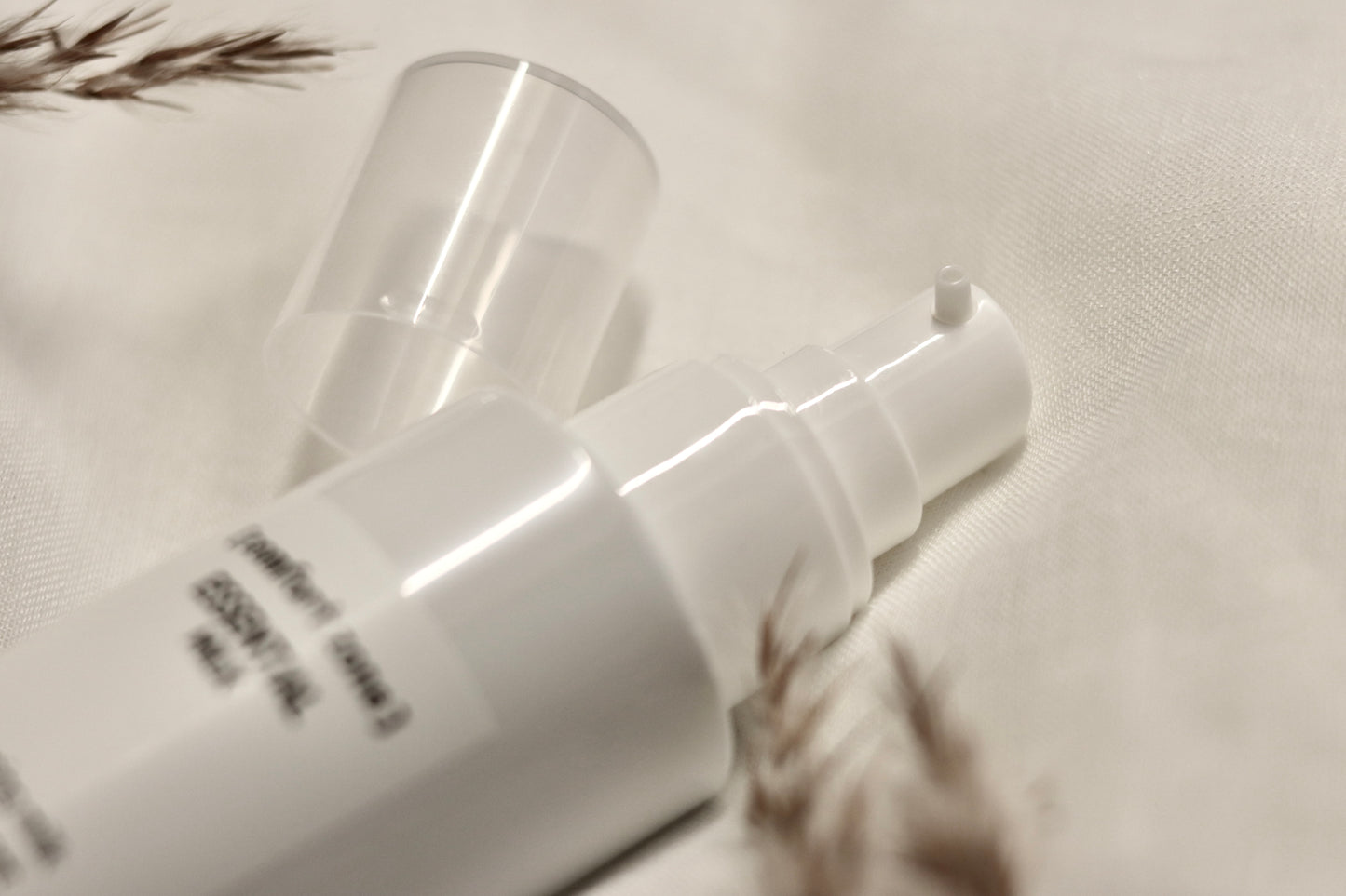 Comfort Zone Essential Milk 200ml - Blid og nærende rensemælk i elegant hvid flaske. Fjerner makeup og urenheder uden at udtørre eller irritere huden. Beriget med naturlige ingredienser for skånsom pleje