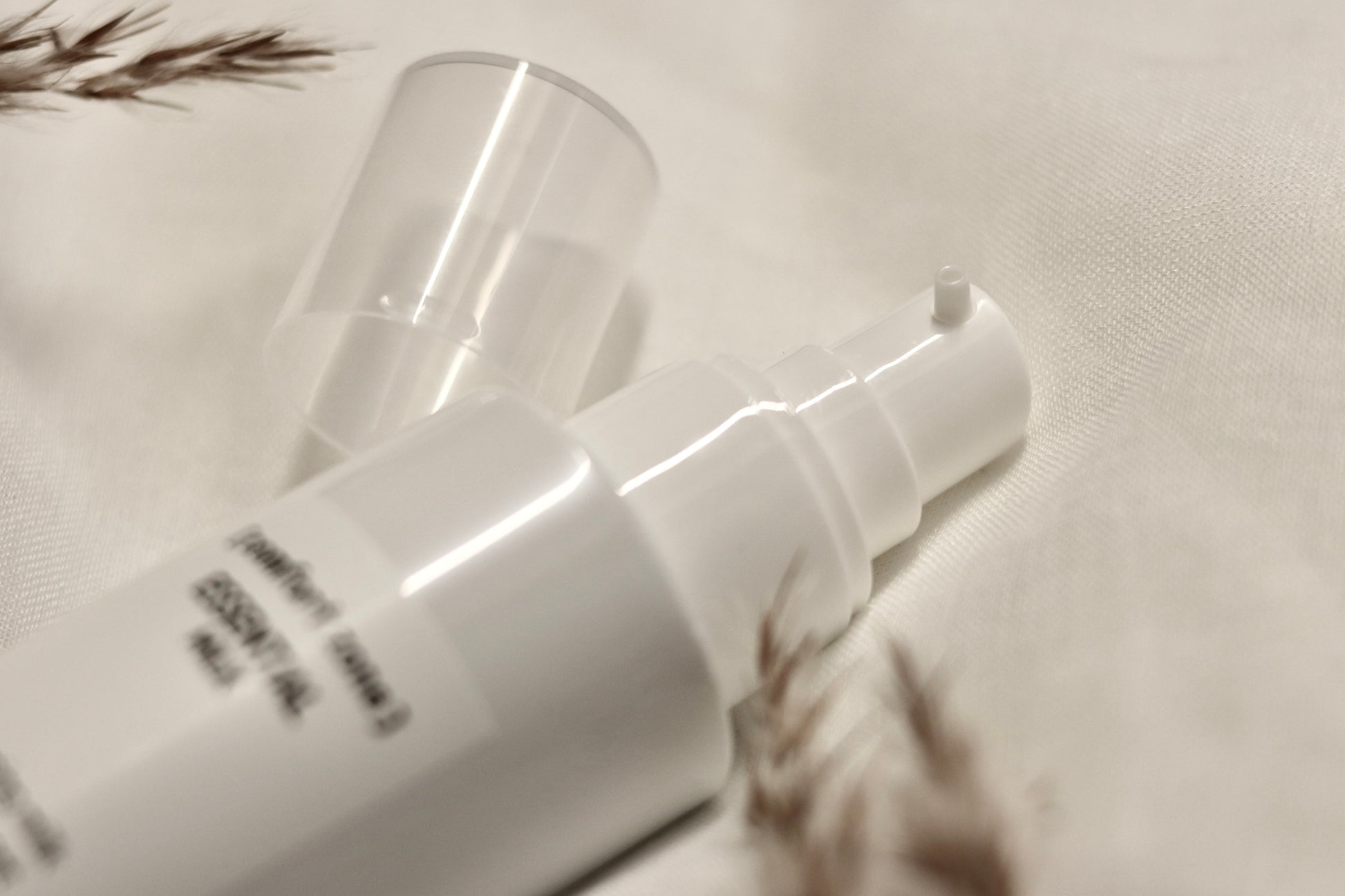 Comfort Zone Essential Milk 200ml - Blid og nærende rensemælk i elegant hvid flaske. Fjerner makeup og urenheder uden at udtørre eller irritere huden. Beriget med naturlige ingredienser for skånsom pleje