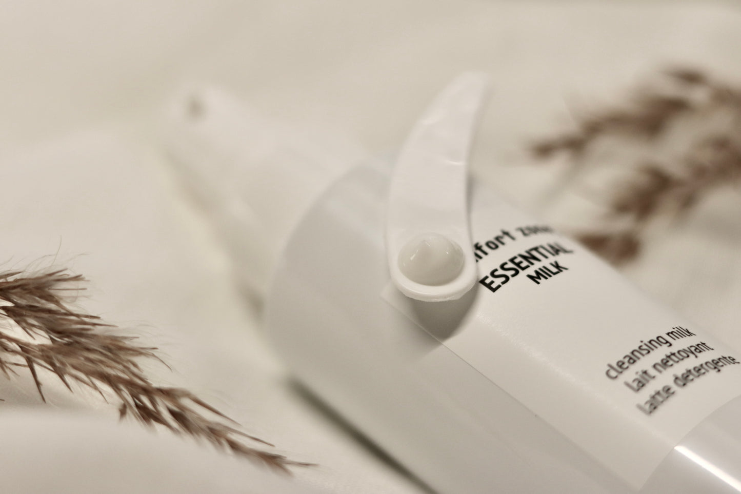 Comfort Zone Essential Milk 200ml - Blid og nærende rensemælk i elegant hvid flaske. Fjerner makeup og urenheder uden at udtørre eller irritere huden. Beriget med naturlige ingredienser for skånsom pleje