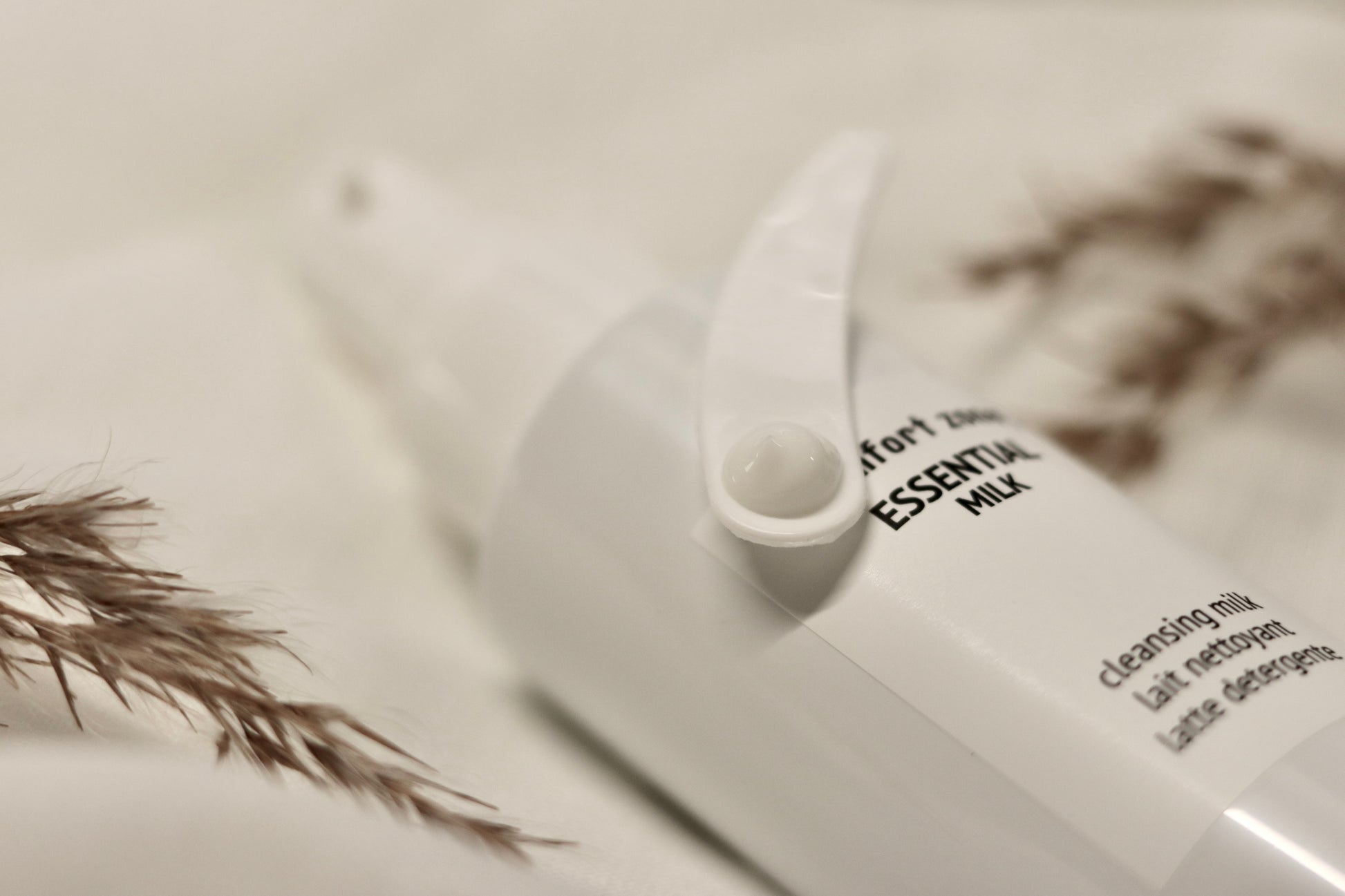 Comfort Zone Essential Milk 200ml - Blid og nærende rensemælk i elegant hvid flaske. Fjerner makeup og urenheder uden at udtørre eller irritere huden. Beriget med naturlige ingredienser for skånsom pleje